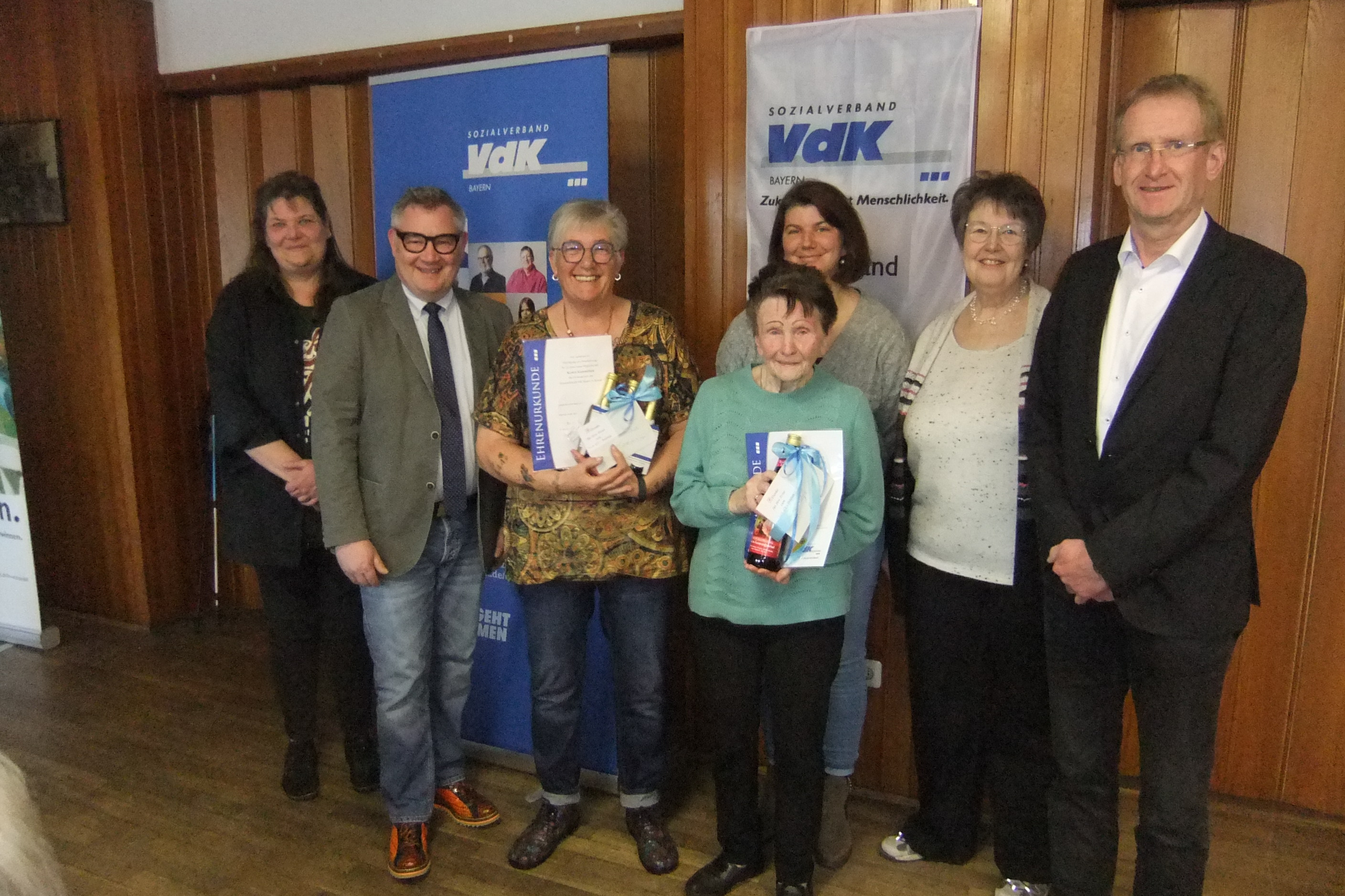 Ehrung anl&auml;sslich Jahreshauptversammlung 2026. Auf dem Foto: Von links: stellvert. Vorsitzende: Christina Schr&ouml;der, 1. B&uuml;rgermeister Rainer Klein, Inge Kammerer, Helga Ruckd&auml;schel, stellv. Kassiererin: Kathrin Lindner, Vorsitzende des OV: Barbara Lerch, Pfarrer Hans-Hermann M&uuml;nch