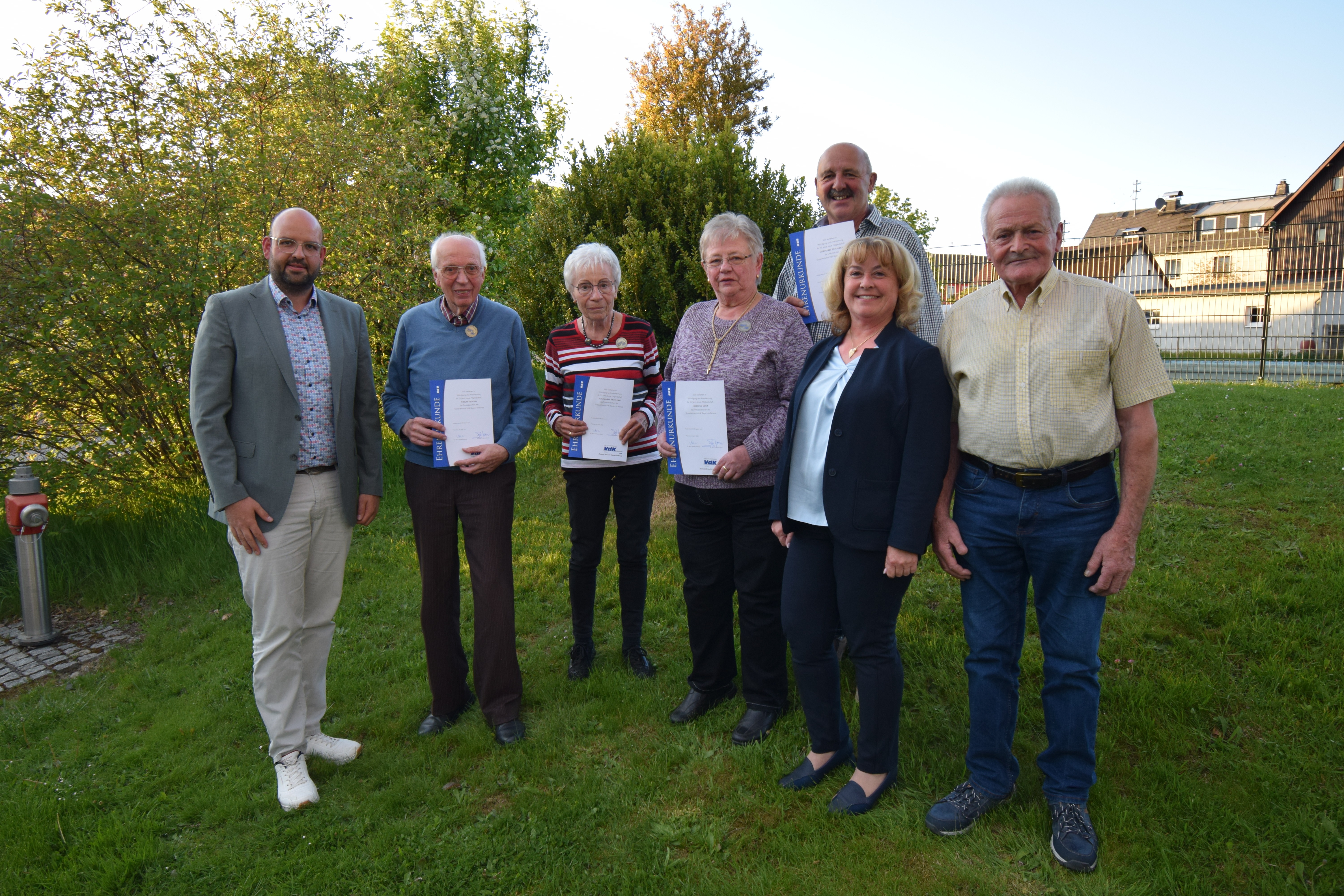 Die Jubilare stehen umrahmt vom Bürgermeister, der Kreisgeschätsführerin sowie dem stellvertretenden Ortsvorsitzenden auf einer Wiese