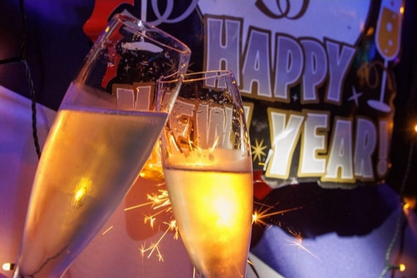 Sektgläser beim Anstoß