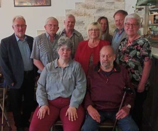 Auf dem Bild vorne angefangen ist der 1.Vorsitzende Dieter Petrak mit seiner Frau Eva Petrak dann hinten angefangen von rechts nach links Cornelia Starke,Willi Wagenpfeil, Susanne Pfistere, Walburga( Walli) Lemberger, Alois Lorenz ,Alfred Grill, Fritz Lemberger