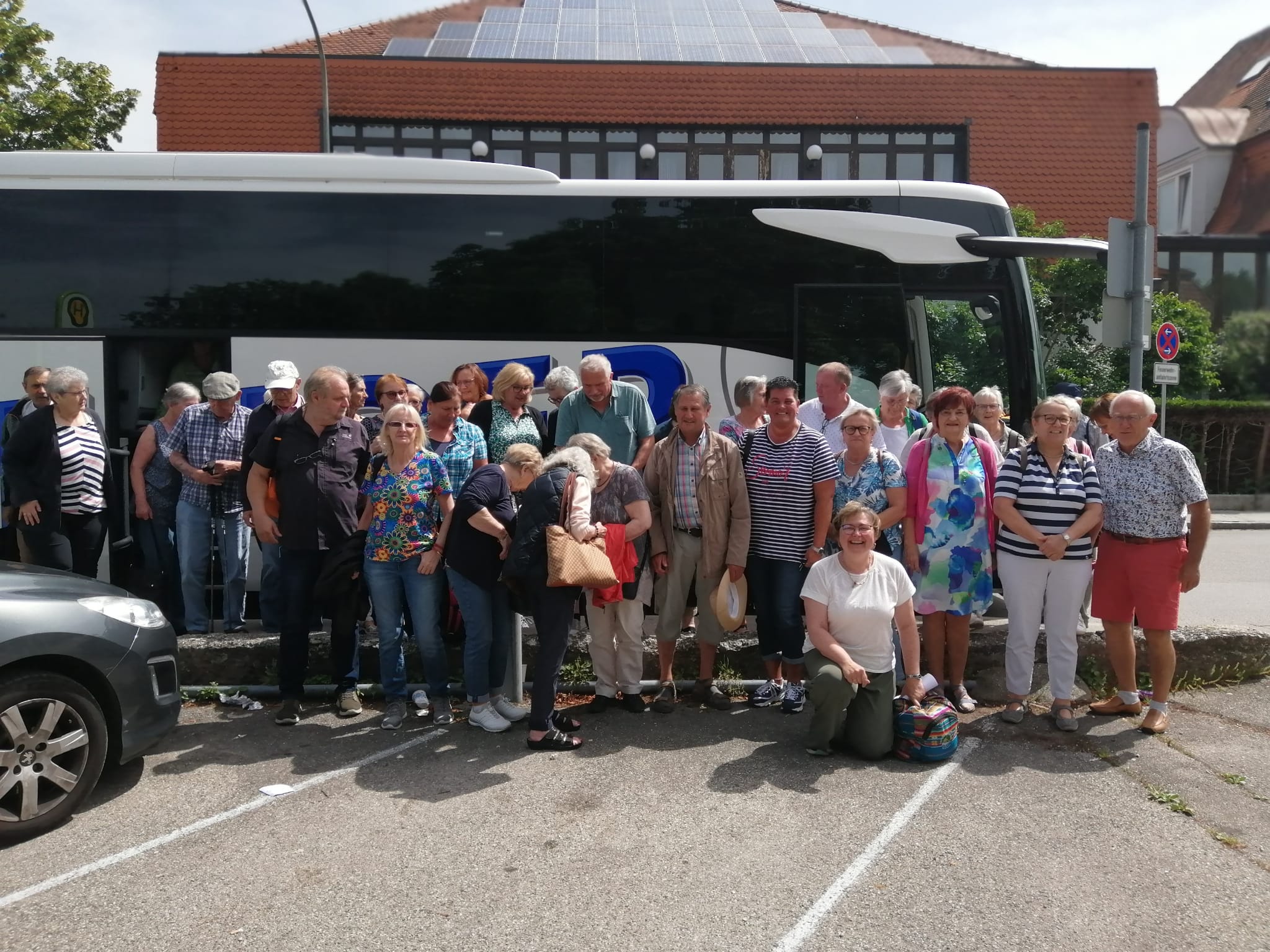 Unsere Gruppe vor dem Bus.