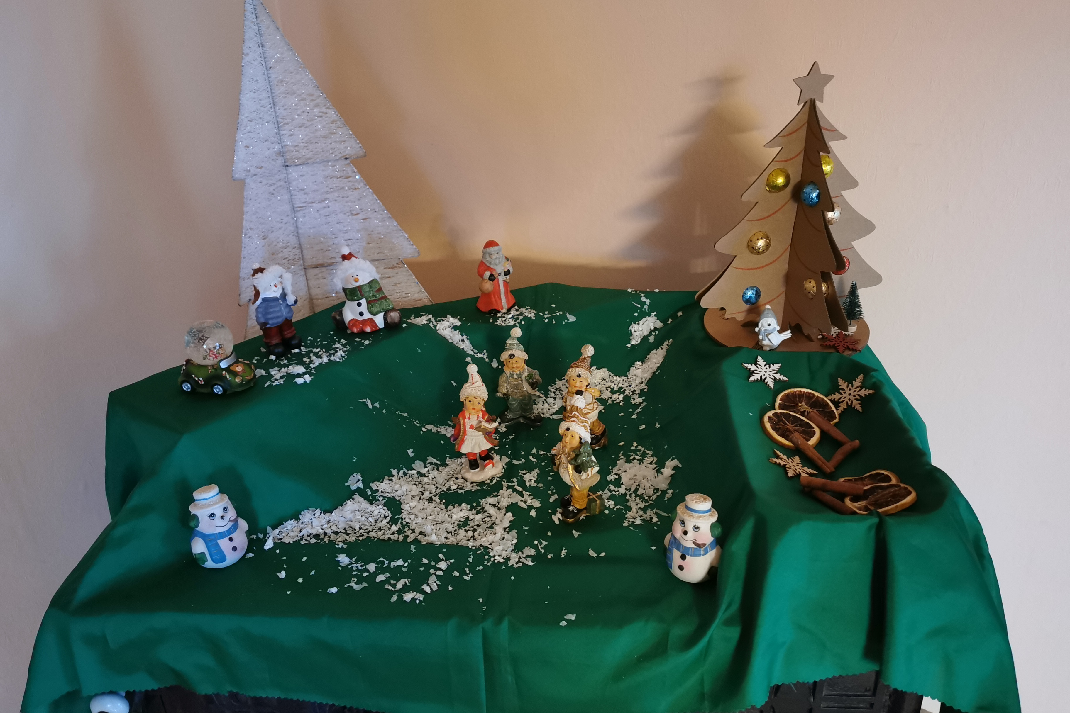 Bild zeigt eine Weihnachtsdeko auf einem alten Gusseisener Ofen