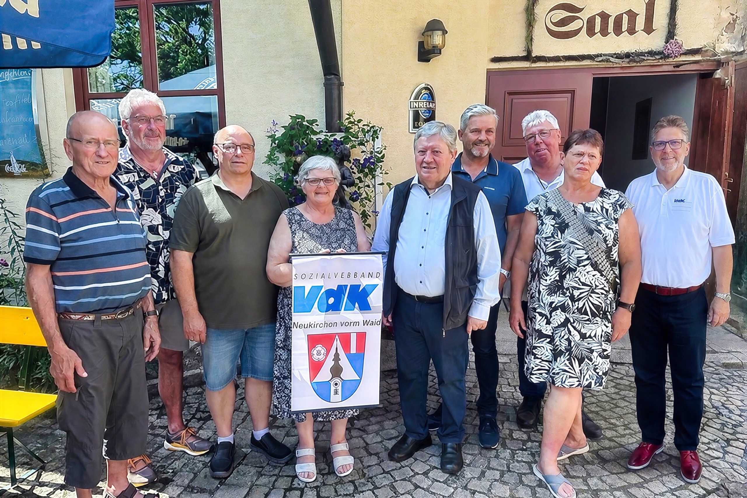 Der neue Vorstand des VdK Neukirchen mit B&uuml;rgermeister Erwin Braumandl (4.v.re.) und Kreisvorstand G&uuml;nter Hellwig (re.)