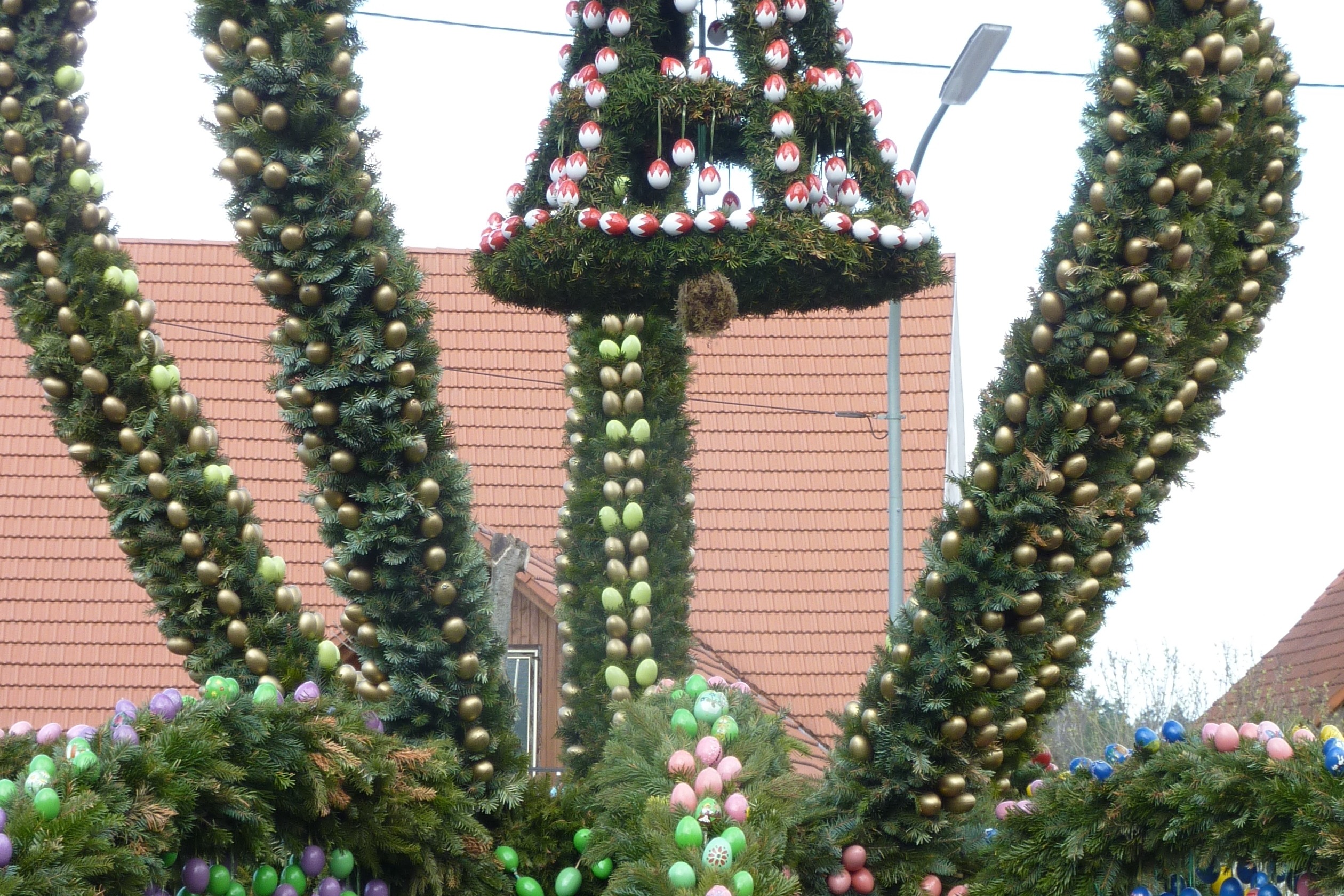 Osterbrunnen mit vielen bunten Eier