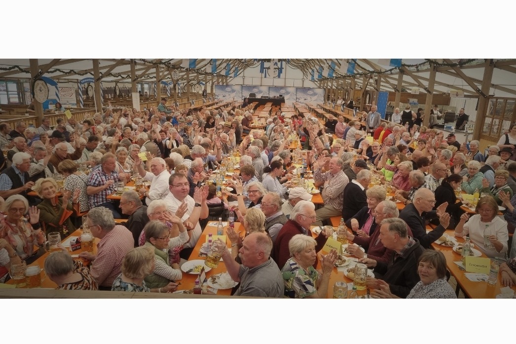 Tolle Stimmung bei den VdK-Mitgliedern im Traunsteiner Festzelt 2024 Blick ins Festzelt