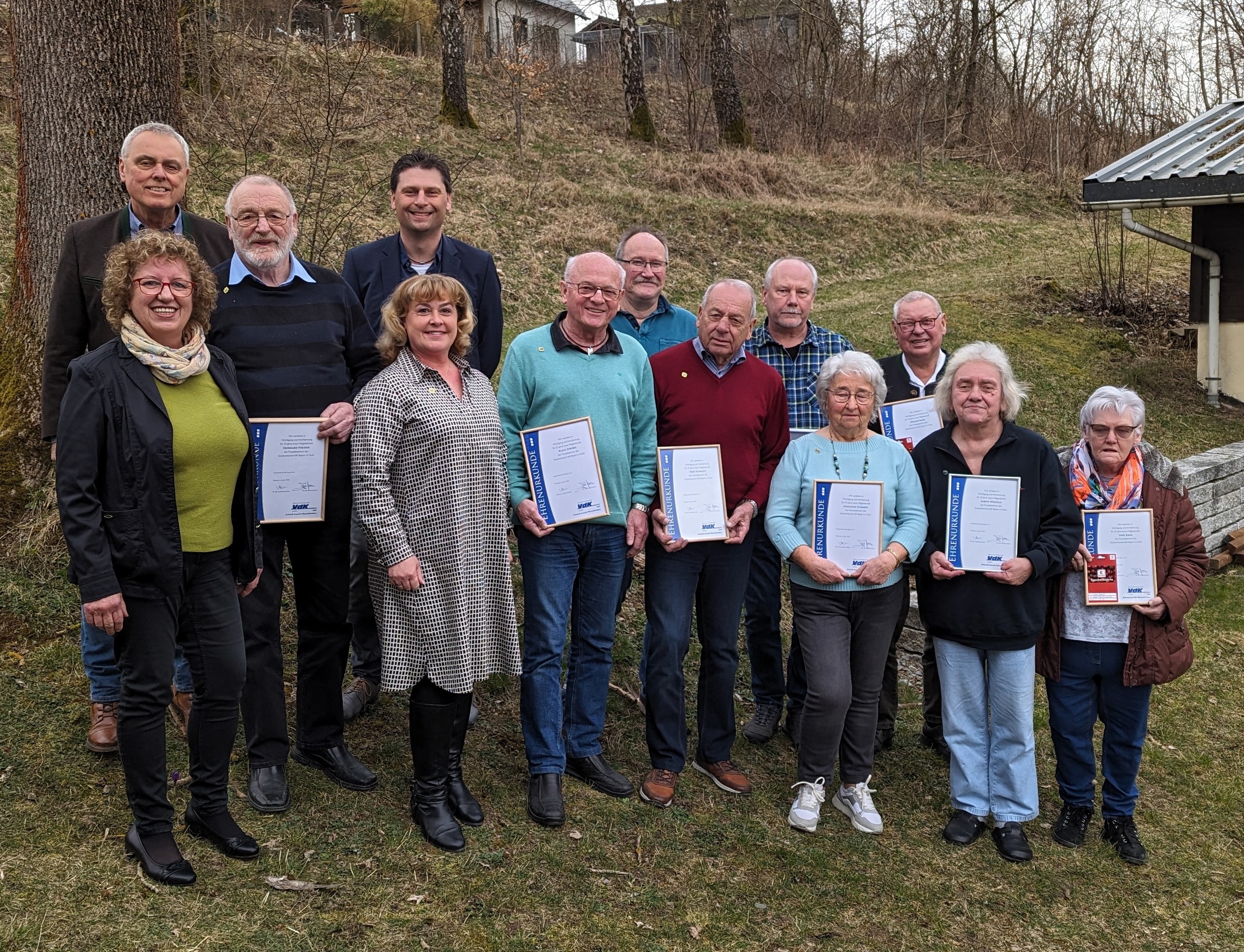 Abgebildet sind die Jubilare mit der Ortsvorsitzenden, der Kreisgeschäftsführerin, Stadträten und dem 3. Bürgermeister