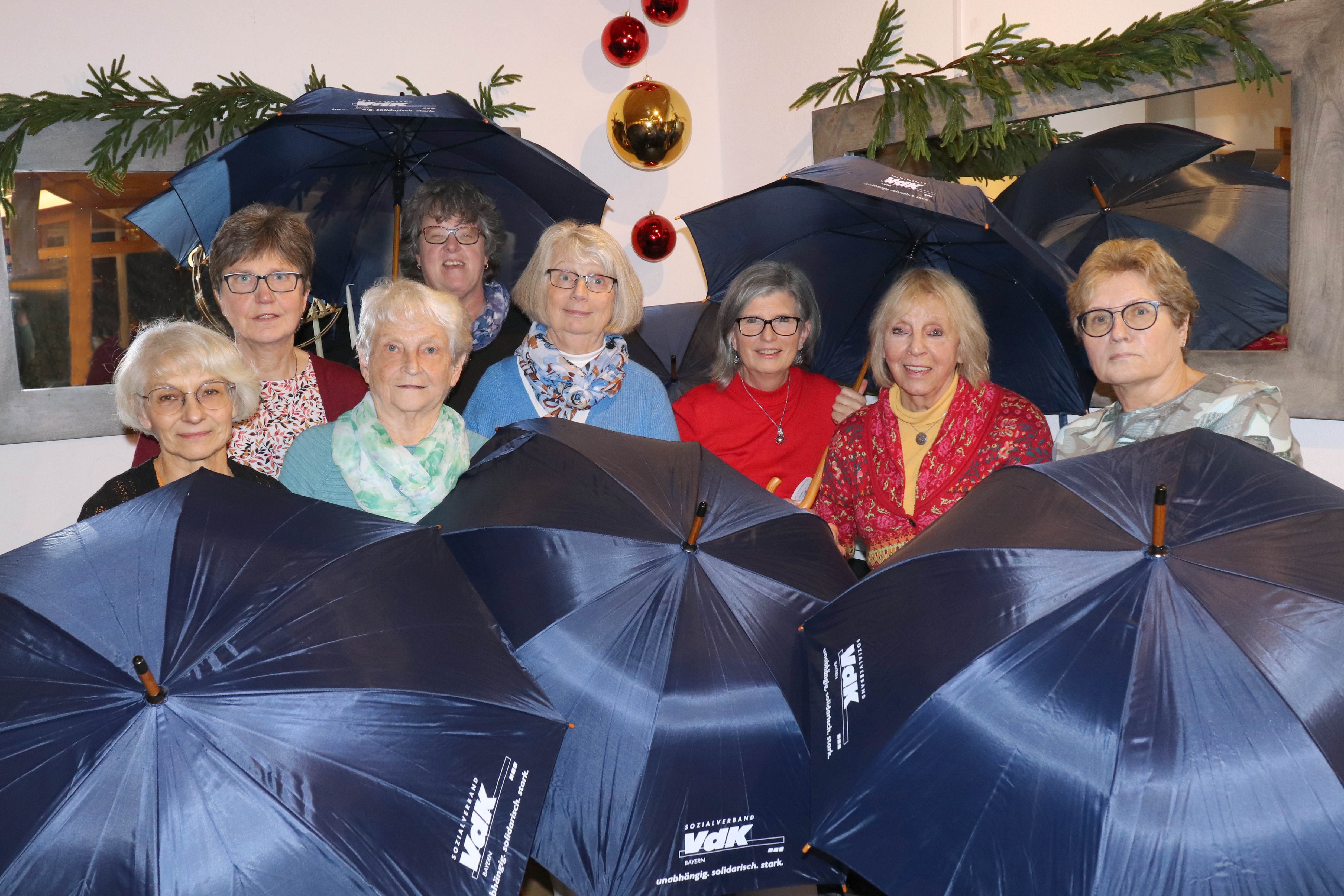 Das Foto zeigt die Vorstandschaft des VdK Ortsverbandes Lichtenfels mit ge&ouml;ffneten Stockschirmen, die den Mitgliedern als Geschenk 2025 &uuml;berreicht wurden.