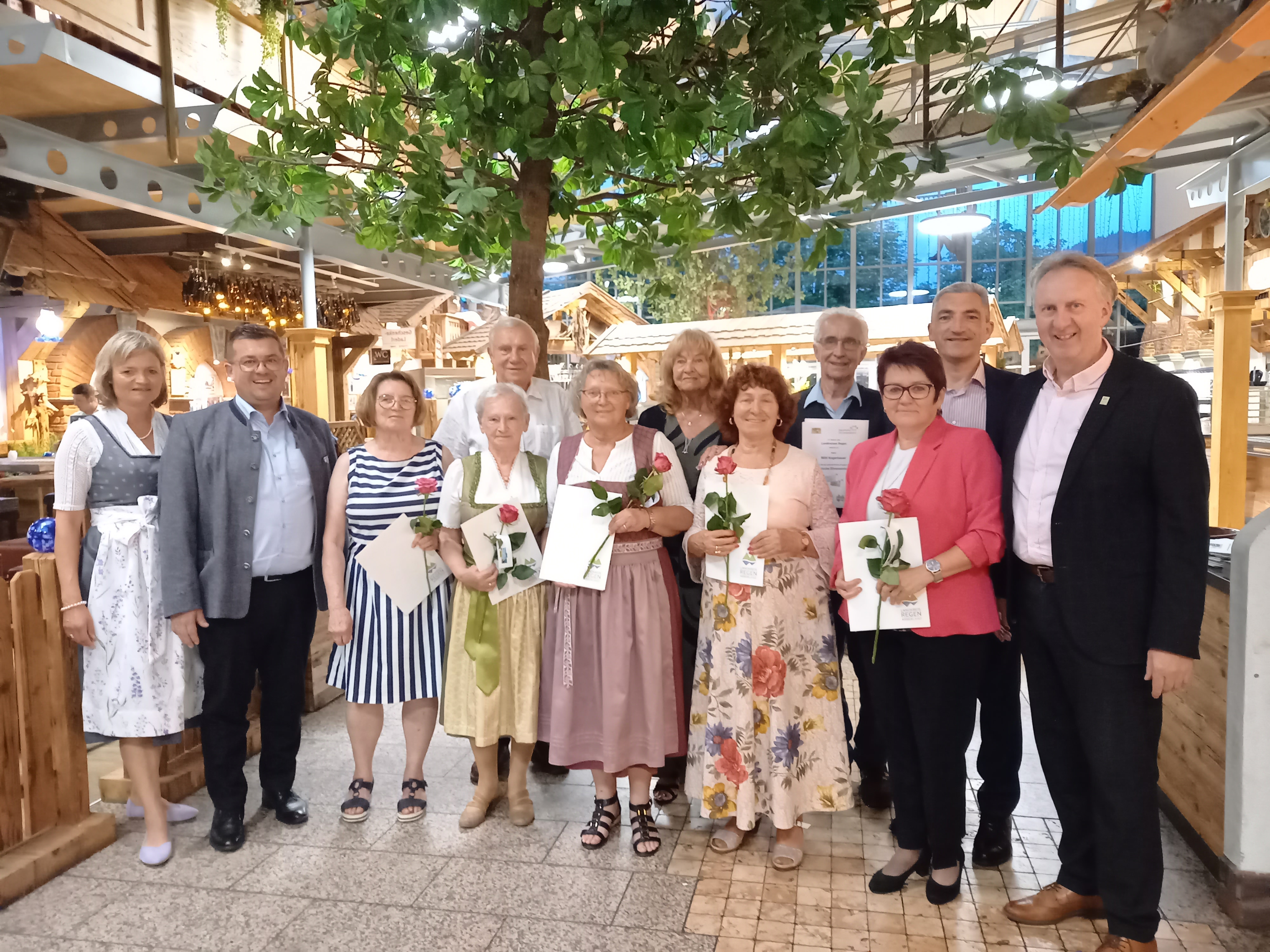 Foto:(Walter Nirschl): Doris Werner (LRA Regen), Andreas Kroner (1.Bürgermeister Stadt Regen), Petra Kasparbauer, Monika Besier, Johann Ippisch, Edeltraud Scholz, Sylvia Scheuenpflug, Elisabeth Ertl, Willi Kagerbauer, Andrea Plenk, Ronny Raith (Landrat) und Helmut Plenk