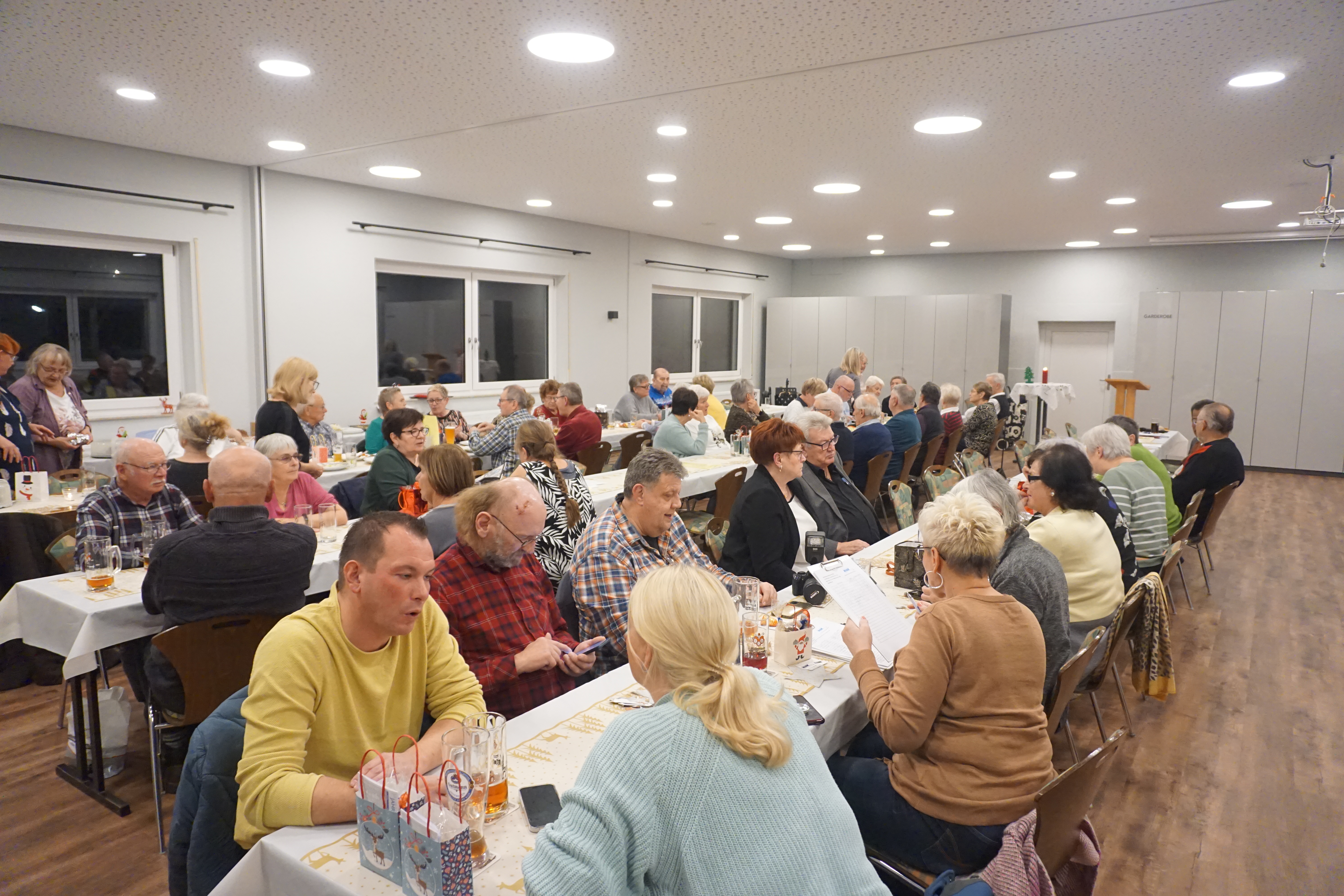 Teilnehmer bei der vorweihnachtlichen Adventsfeier am 24.11.2024