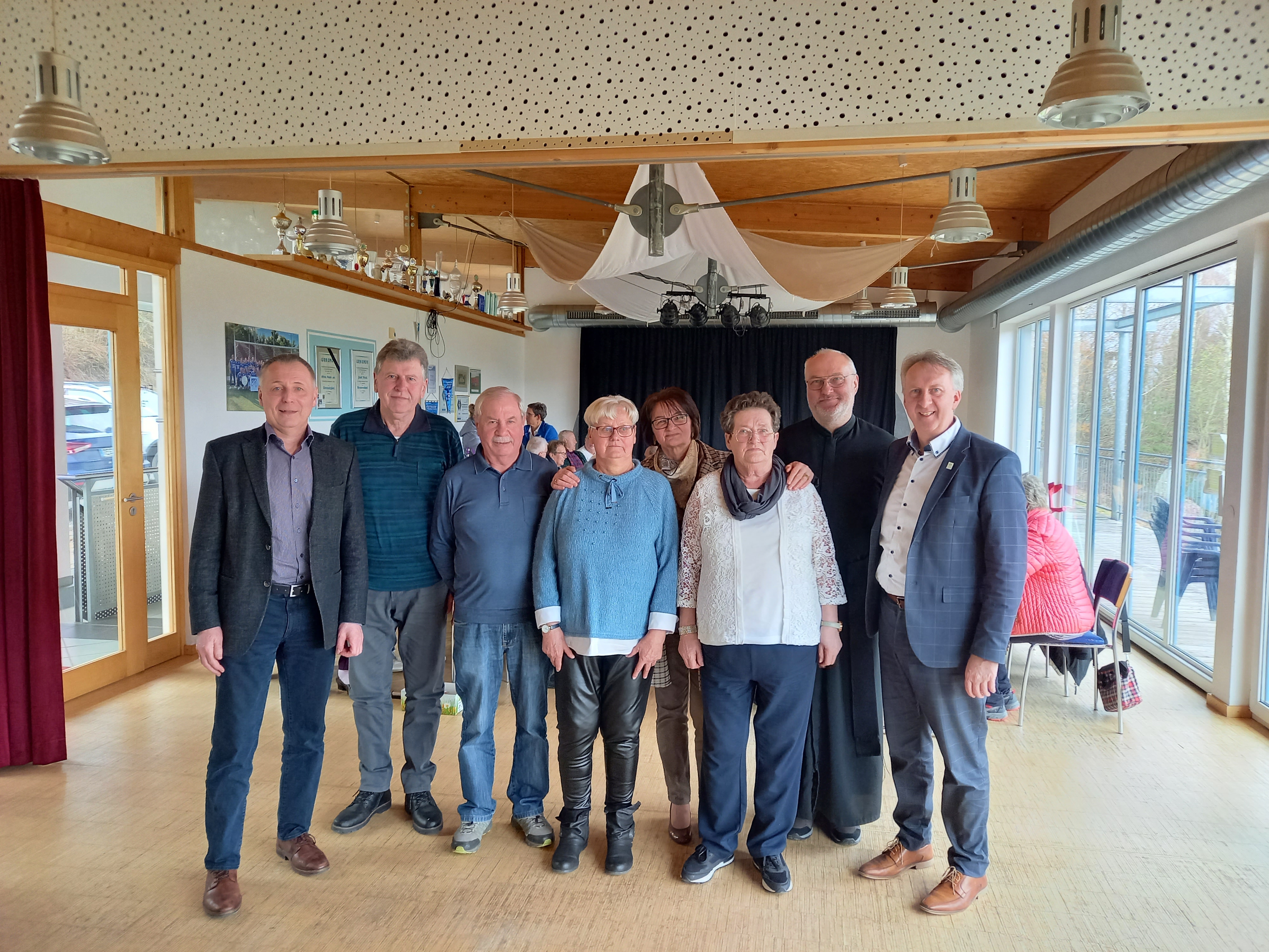 Foto (Andrea Plenk): Muhr Robert. Franz Pfeffer, Max Gigl, Heidemarie Eichinger, Maria Schiller, Hermine Geiss, Pater Slawomir Olech, Helmut Plenk