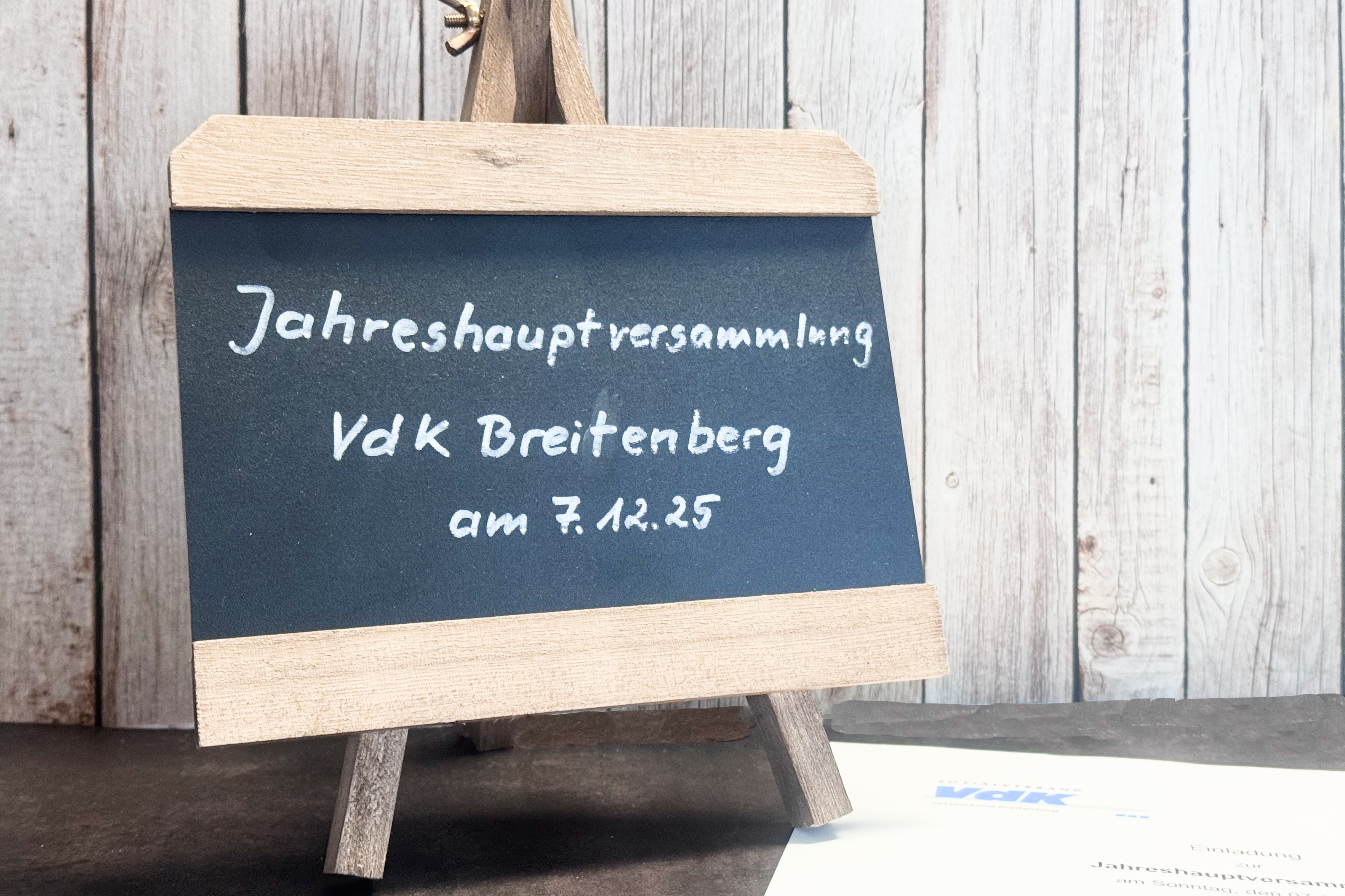 Das Bild zeigt eine Tafel mit der Aufschrift: Jahreshauptversammlung VdK Breitenberg am 7.12.2025