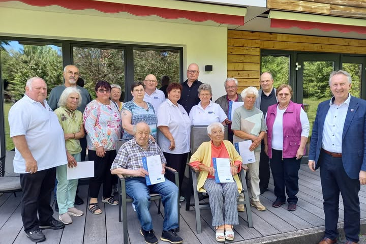Foto(Charlotte Raster): von links nach rechts, Peschl Heinrich, Anna Maria Hackl , L&ouml;ffelmann Max , Sch&ouml;nberger Erika , Wagner Isolde, Stephanie Hermann, Raith Josef , Peschl Maria, Stadler Max , Raith Christiane, Lorenz Glatz , Biebl Rosmarie , Pfarrer Riesinger Armin , Thekla Killinger , Helmut Plenk vorne Mitte Hackl Franz und H&auml;usler Waltraud