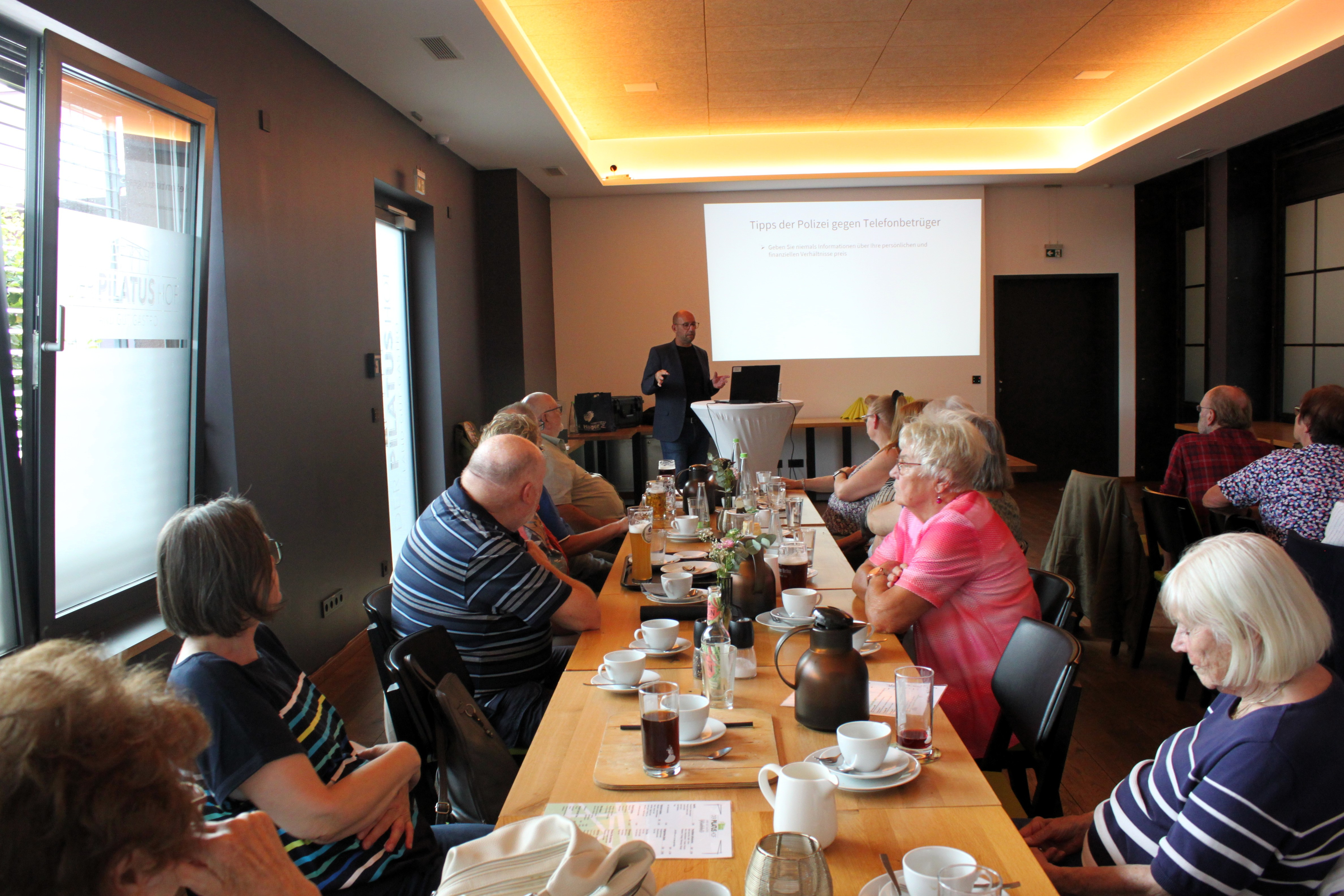Teilnehmer beim Kaffeenachmittag
