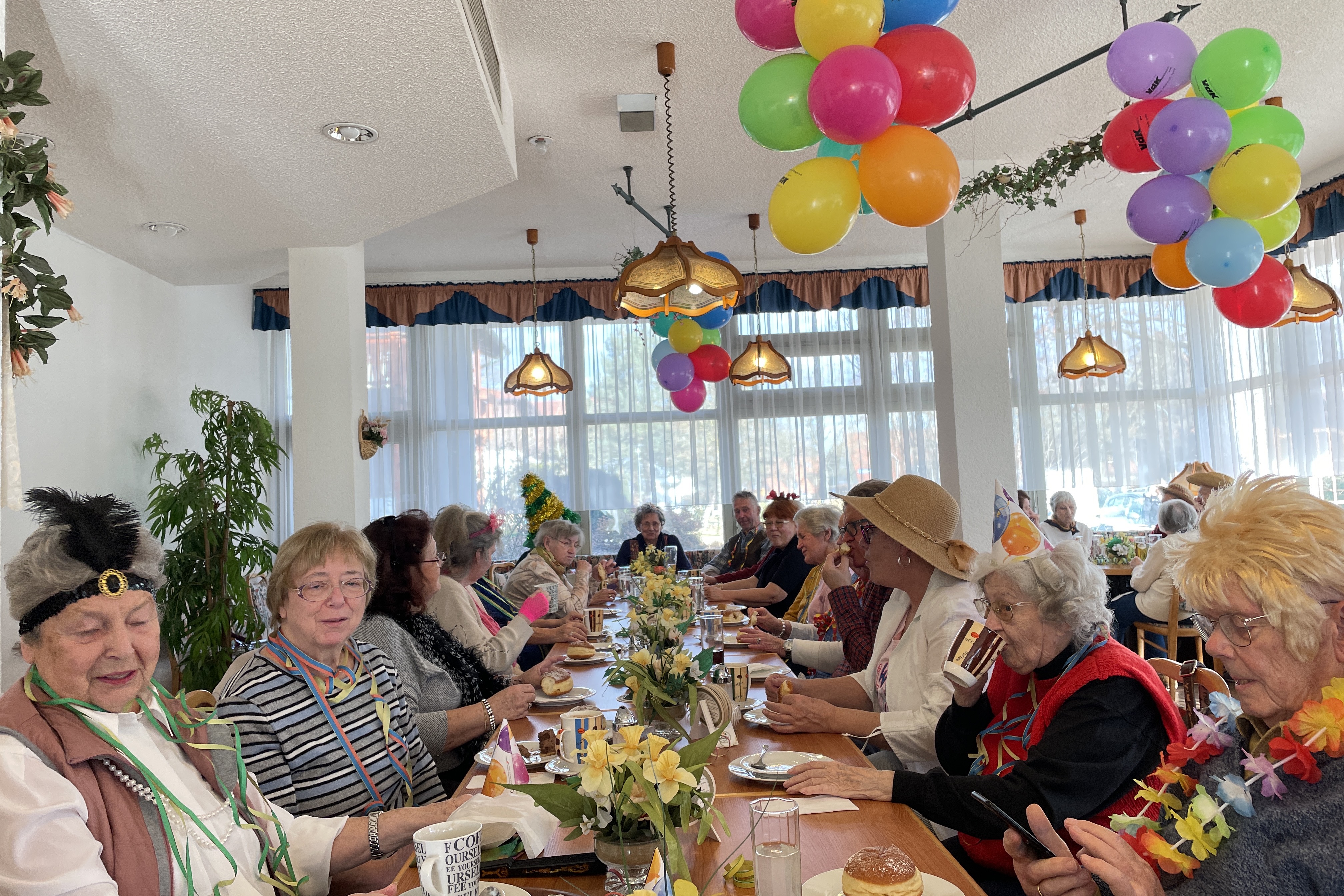 fr&ouml;hliche verkleidete VdKler am Kaffeetisch
