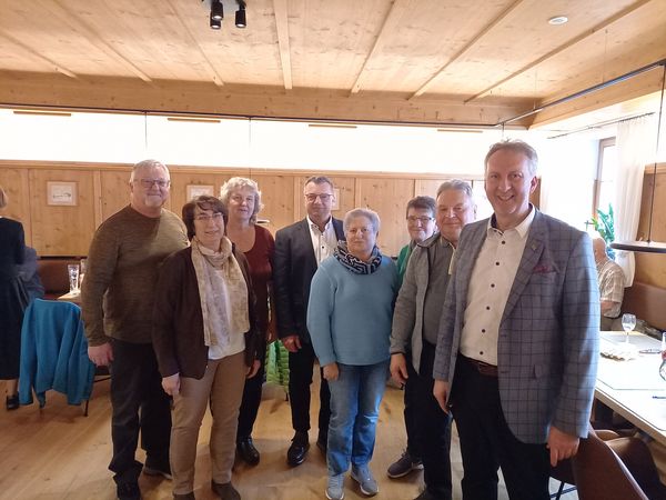 Foto (Andrea Plenk): von links nach rechts: 1.Vorsitzender Franz Peichel, Margot Weber, Rosemarie Schmid, Bürgermeister Alois Wildfeuer, Edith Kaufmann, Evi Wildfeuer, Peter Keilhofer, Kreisgeschäftsführer Helmut Plenk