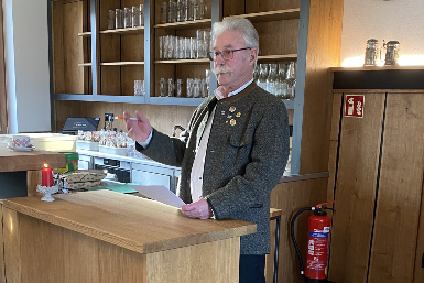 VdK Ortsvorsitzender Lzdwig Wetzelsberger am Rednerpult