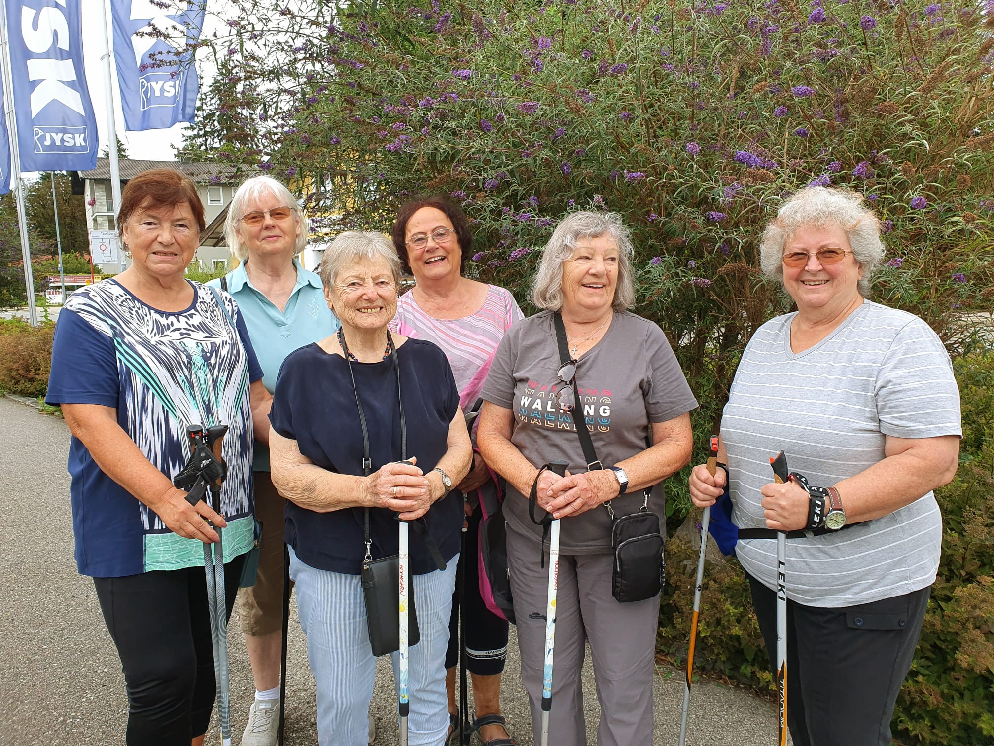 6 Damen mit Nordicwalkingausrüstung am Trefgpunkt