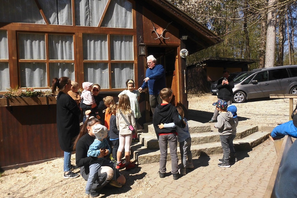 Die Kinder sind schon startbereit, letzte Lagebesprechung, dann kanns losgehen.