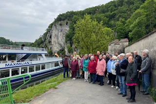 AusflugnachKelheim vor dem Ausflugsschiff in Kelheim
