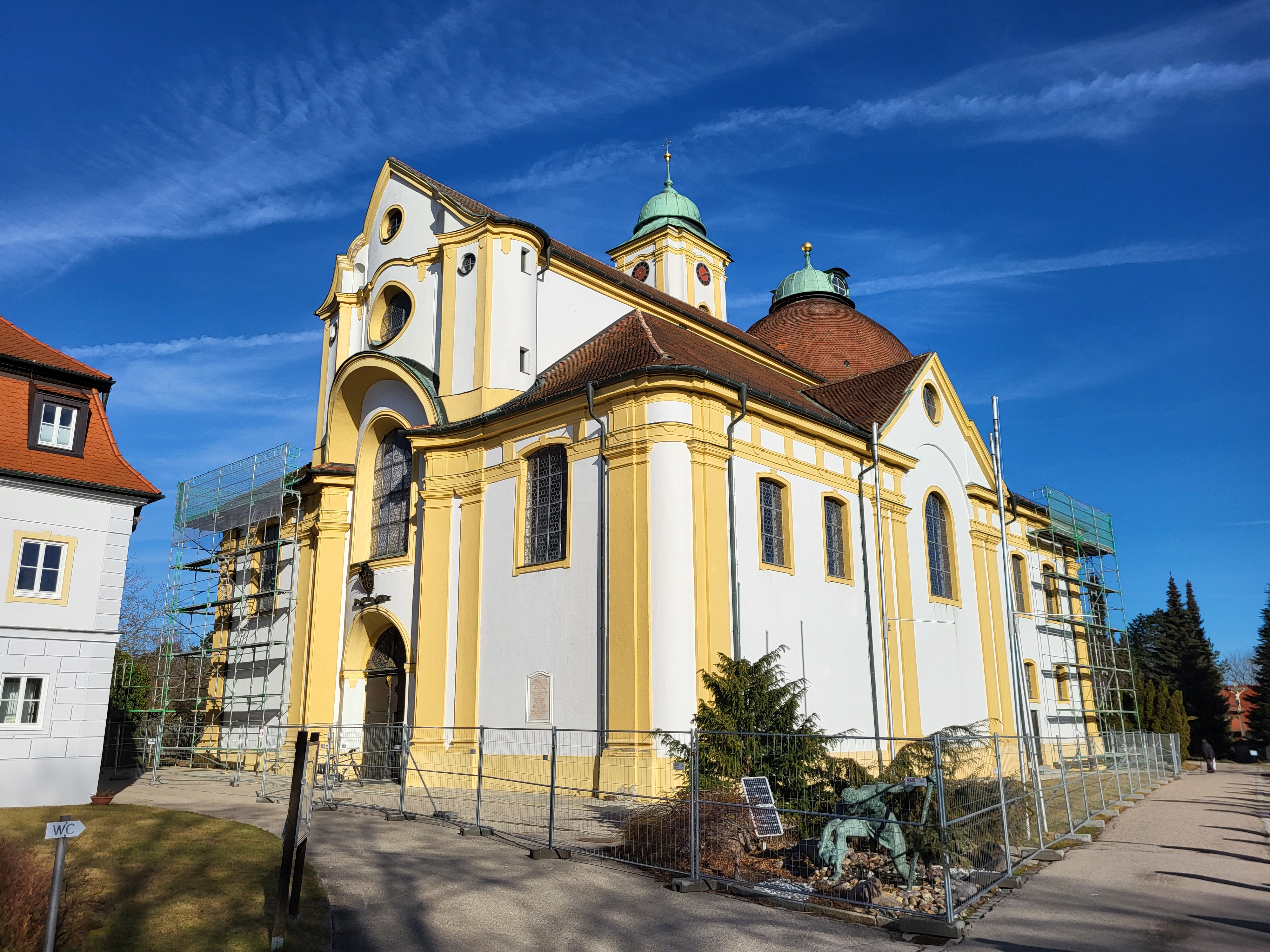 Auf dem Bild ist die Wallfahrtskirche Herrgottsruh von Friedberg zu sehen