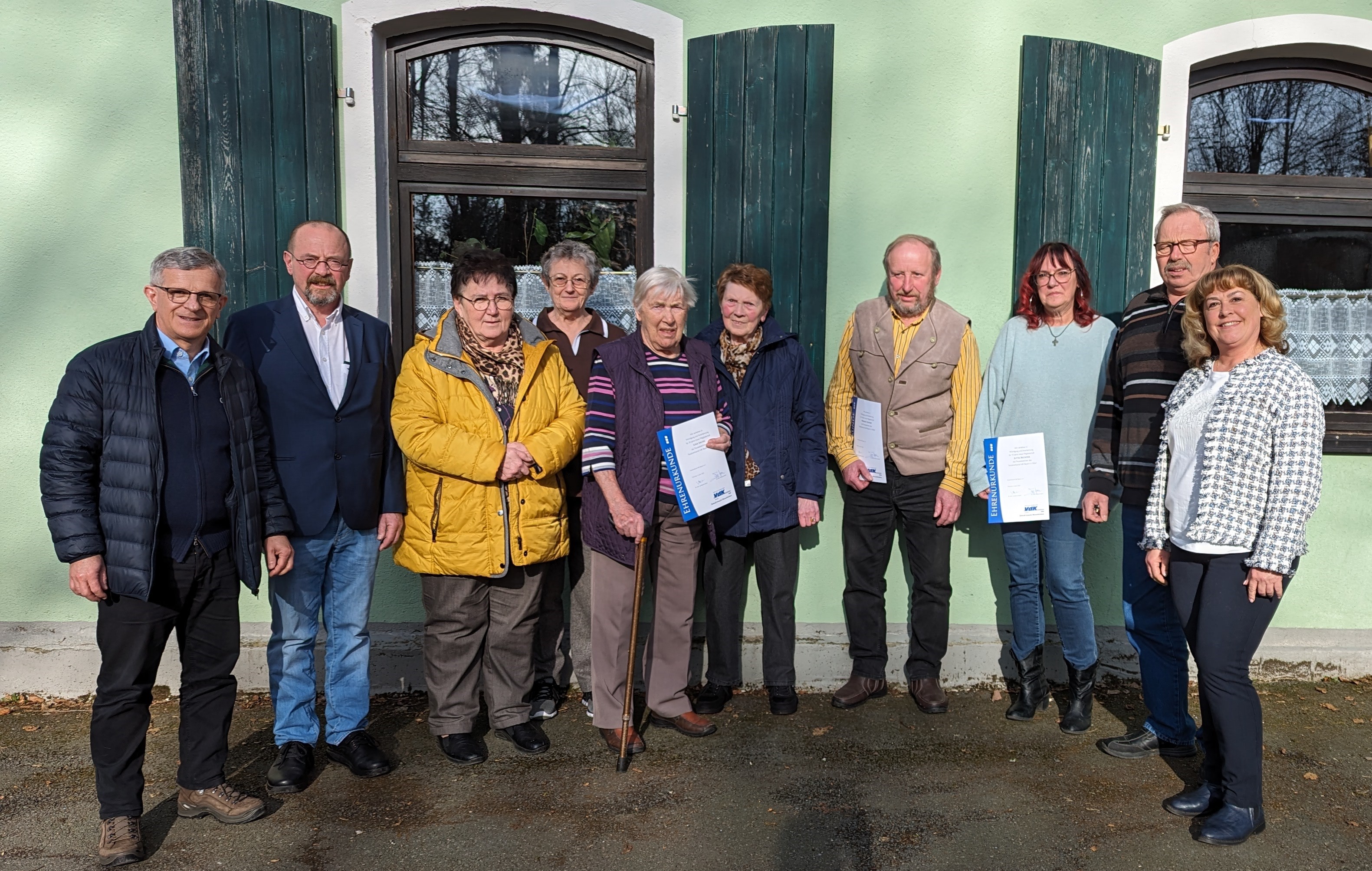 Abgebildet sind die Jubilare nach der Ehrung mit dem Bürgermeister, dem Ortsvorsitzenden und der Kreisgeschäftsführerin