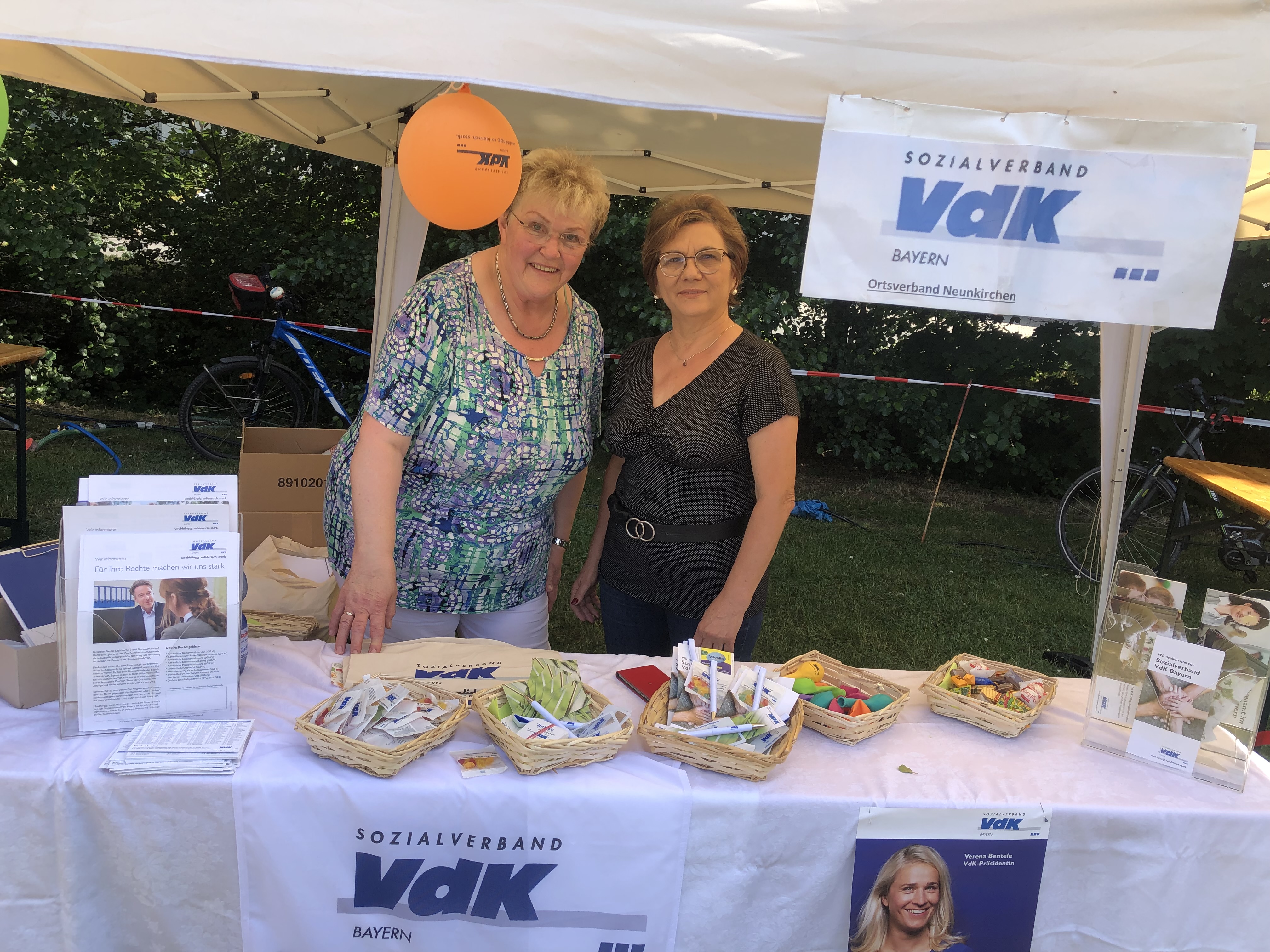 Auf dem Bild sieht man Frau Feuerhuber und Frau Herberth beim Infostand