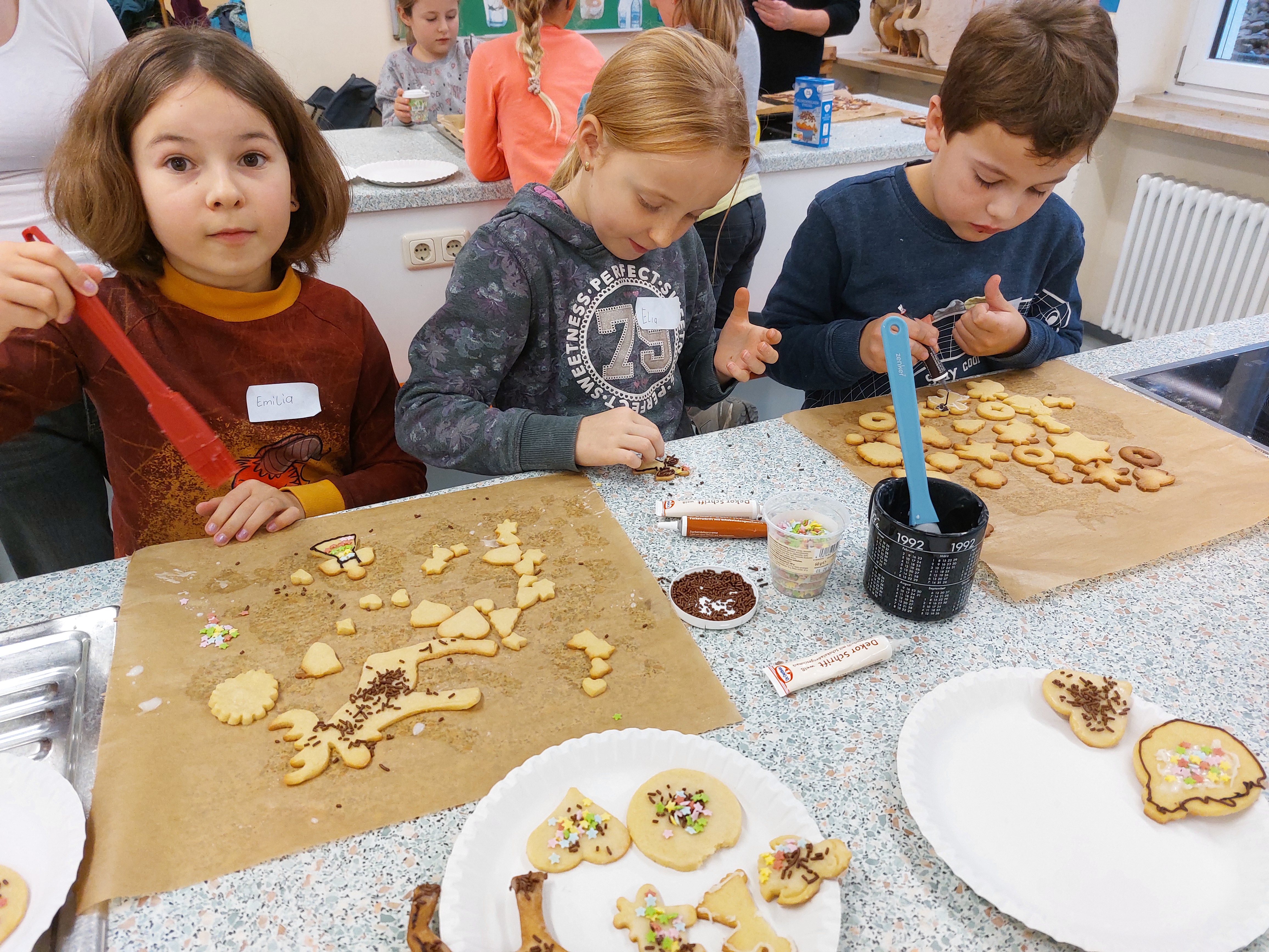 Kinder beim Verzieren der Plätzchen