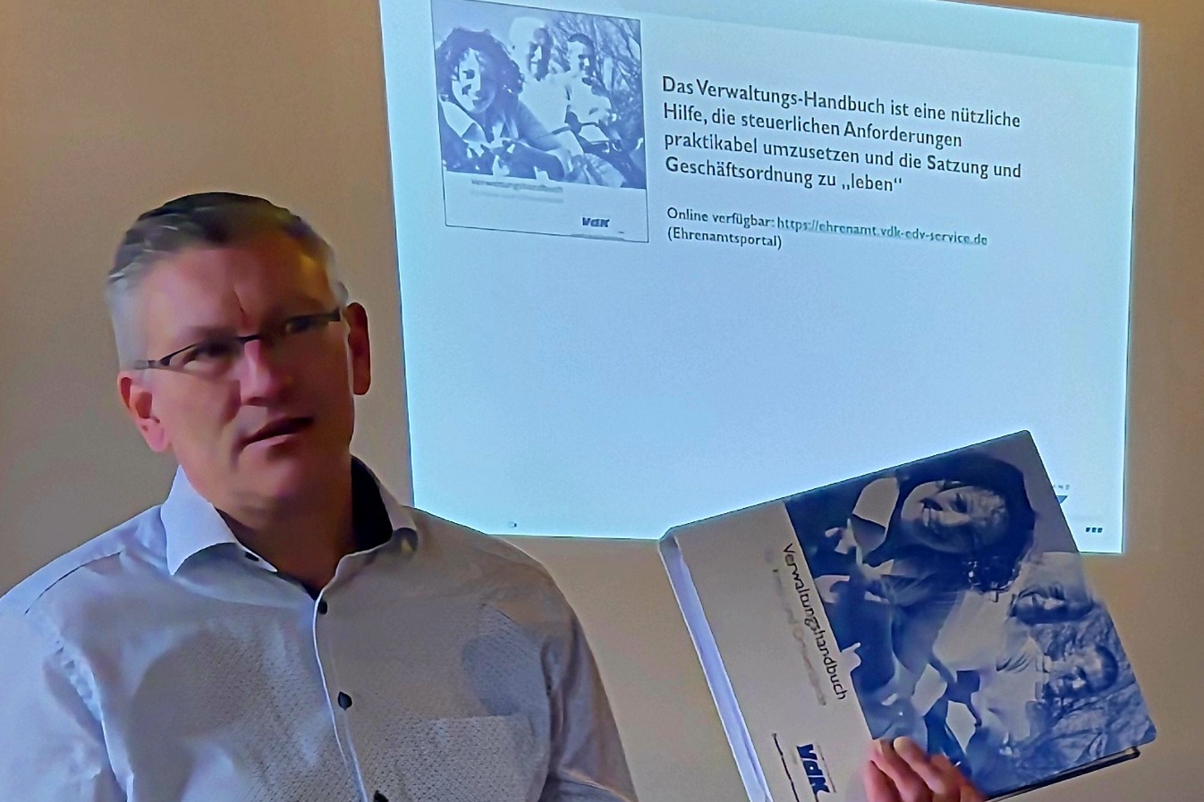 Dozent h&auml;lt einen Ordner