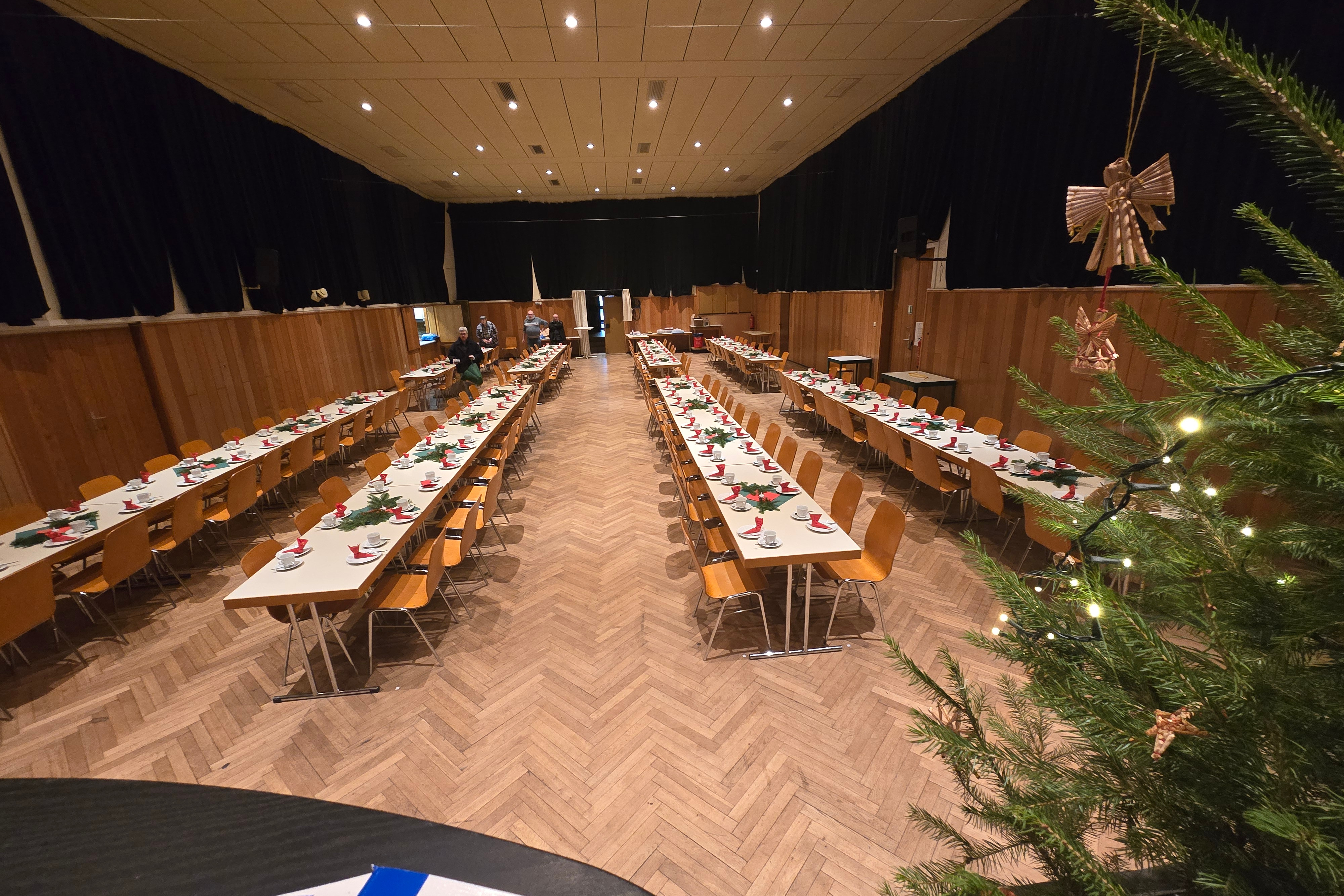 Der Saal der Lauertalhalle festlich geschm&uuml;ckt