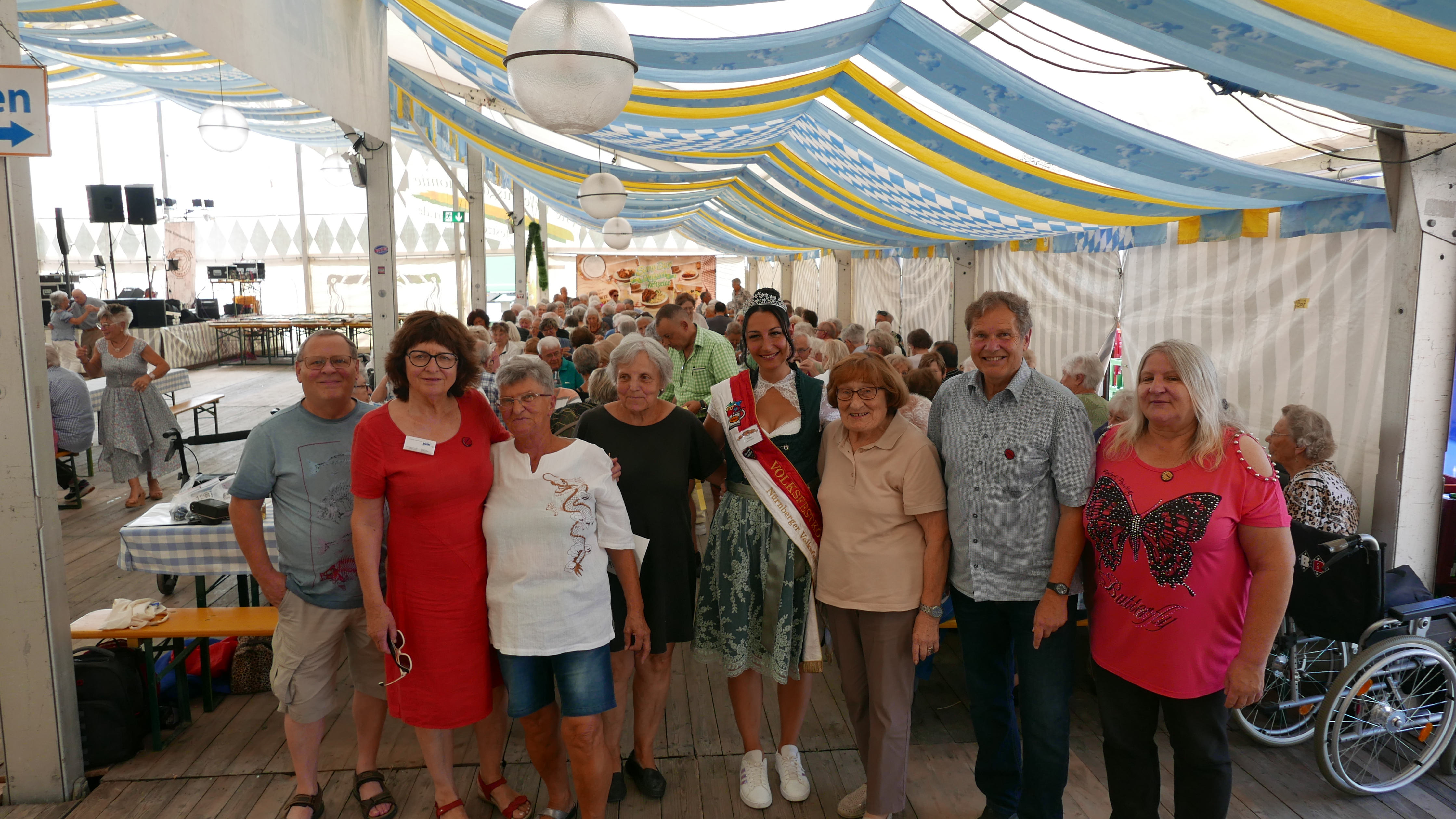 Gruppenbild der Vorstandsmitglieder des VdK Nürnberg-West auf dem Seniorennachmittag am Herbstvolksfest in Nürnberg