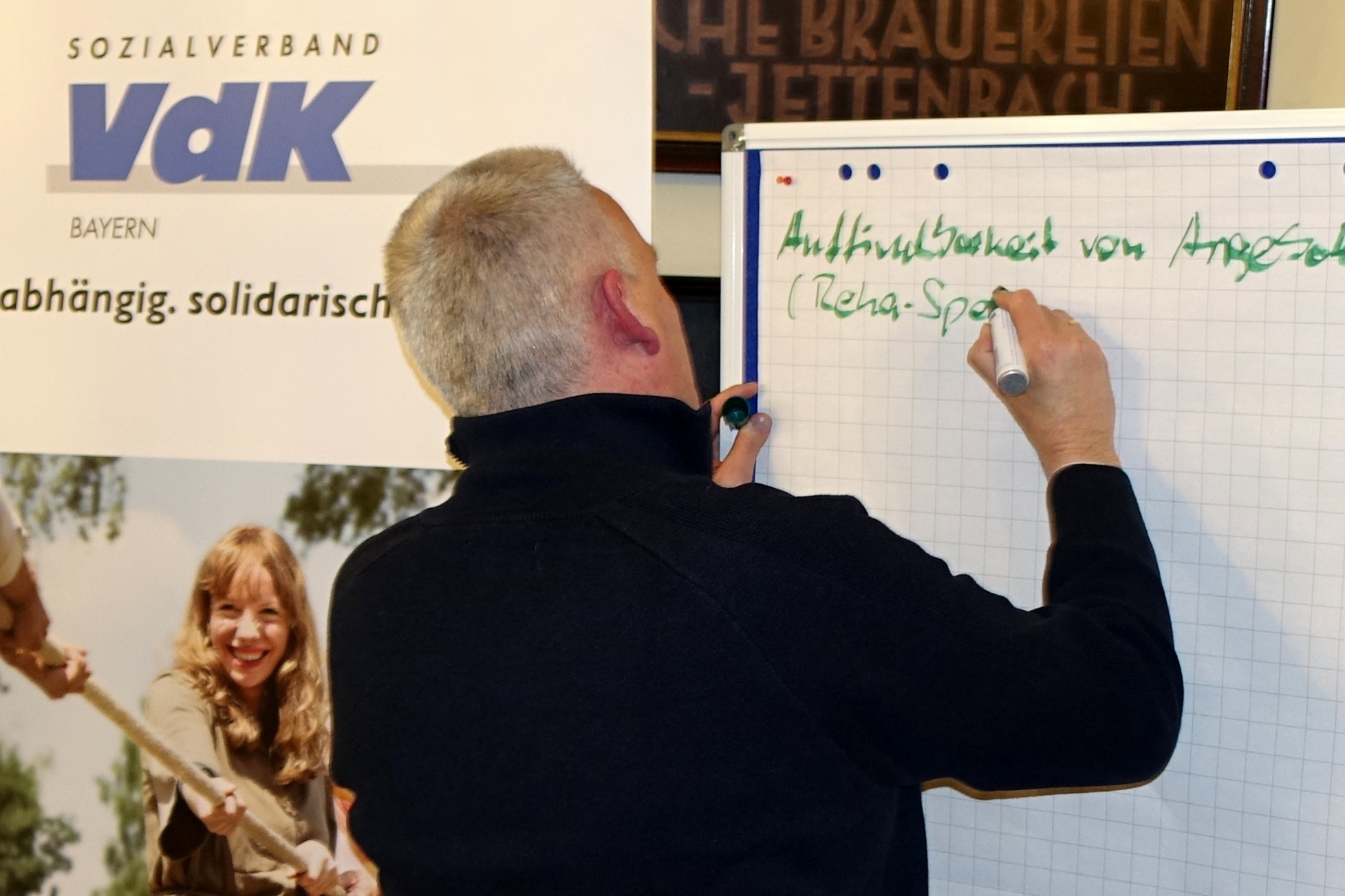 ein Moderator schreib Gedanken der Teilnehmer auf