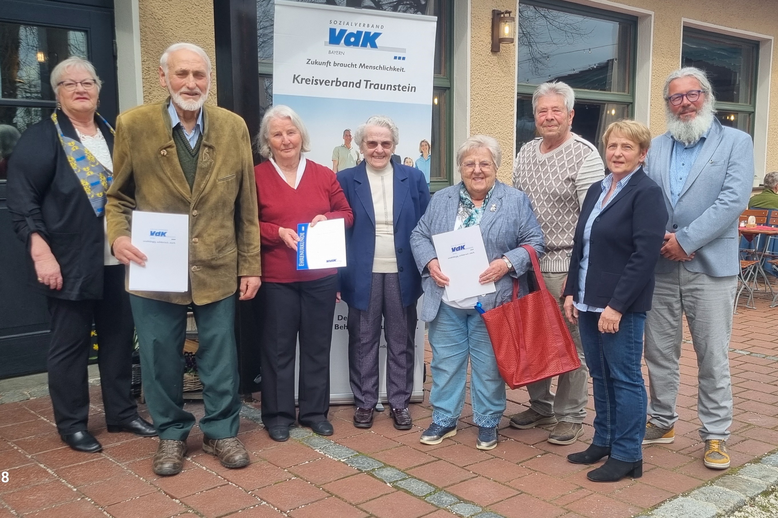 auf dem Gruppenbild sind zu sehen:v.l.n.r.: Helga Perschl, Rupert Ehrenlechner, Helga Kerler, Elisabeth Wiesmeier, Hilde Wagenbauer, Gerold Schneider, Erika Stefanutti, Dennis Holl