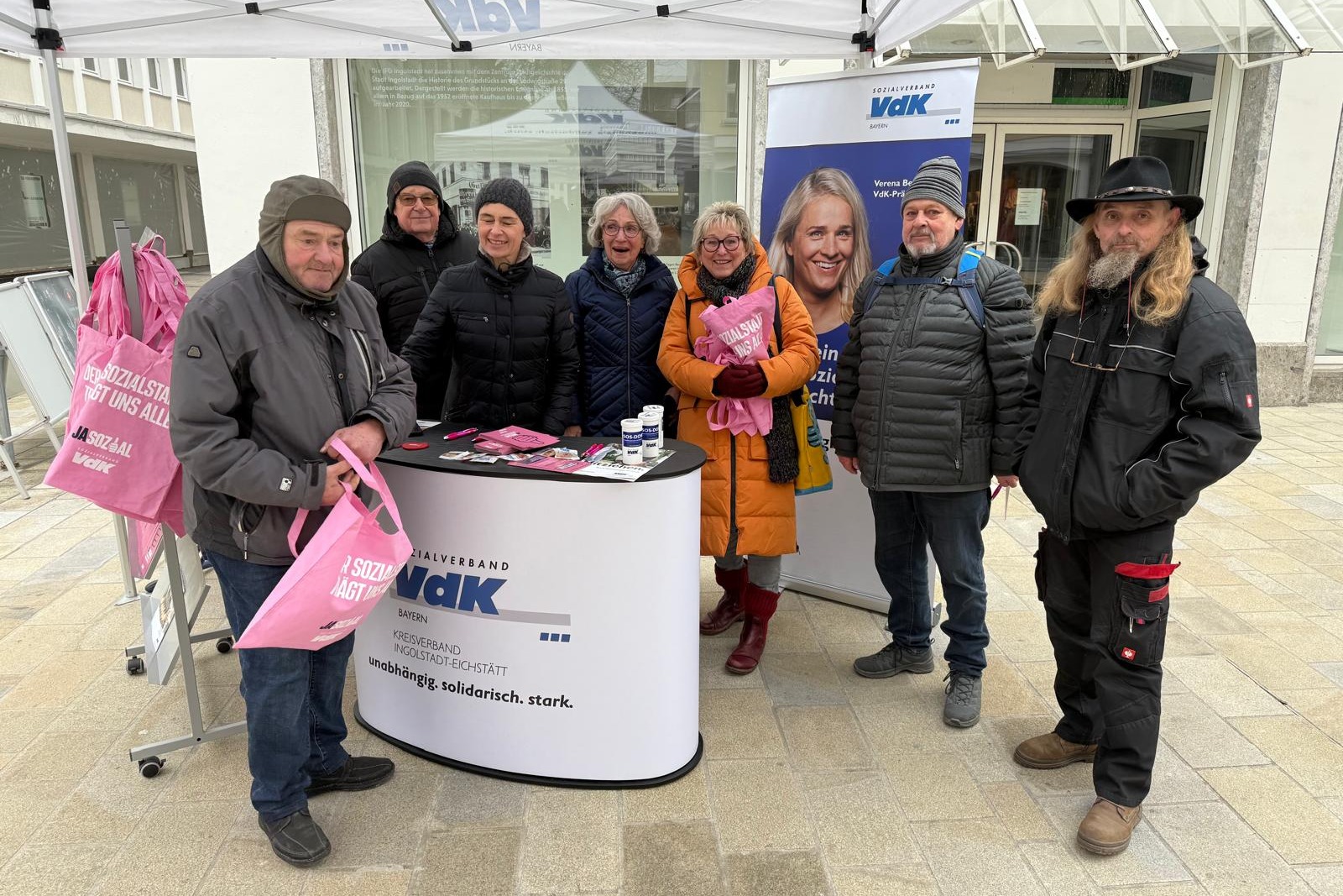 VdK sagt JaSozial bei Aktion zur Wahl Personen stehen an Infostand im Rahmen der Aktion JaSozial