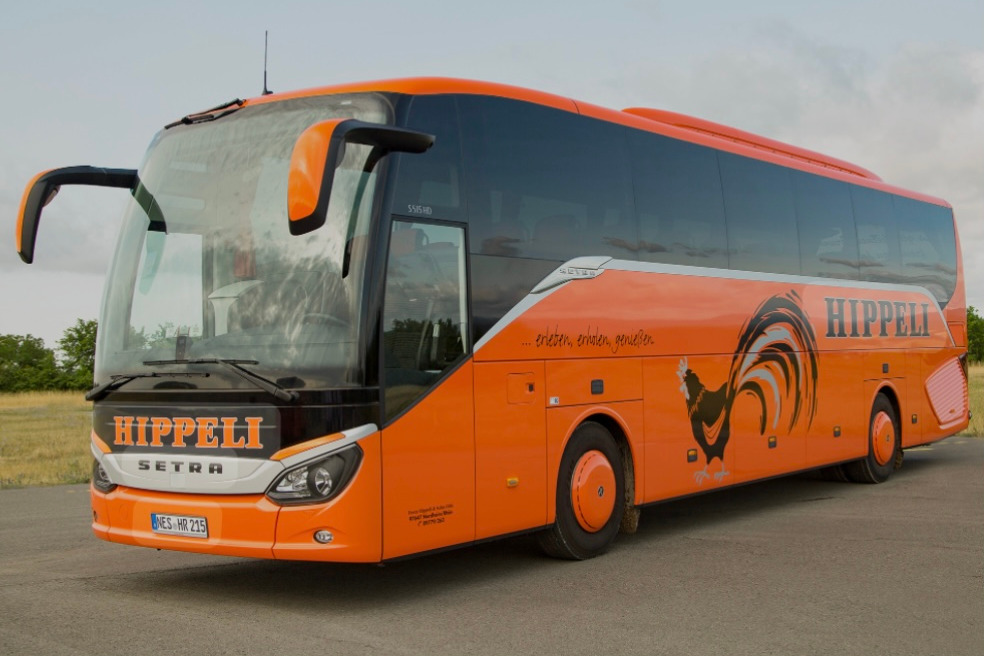 Moderner Reisebus von Hippeli Reisen in Nordheim/Rhön