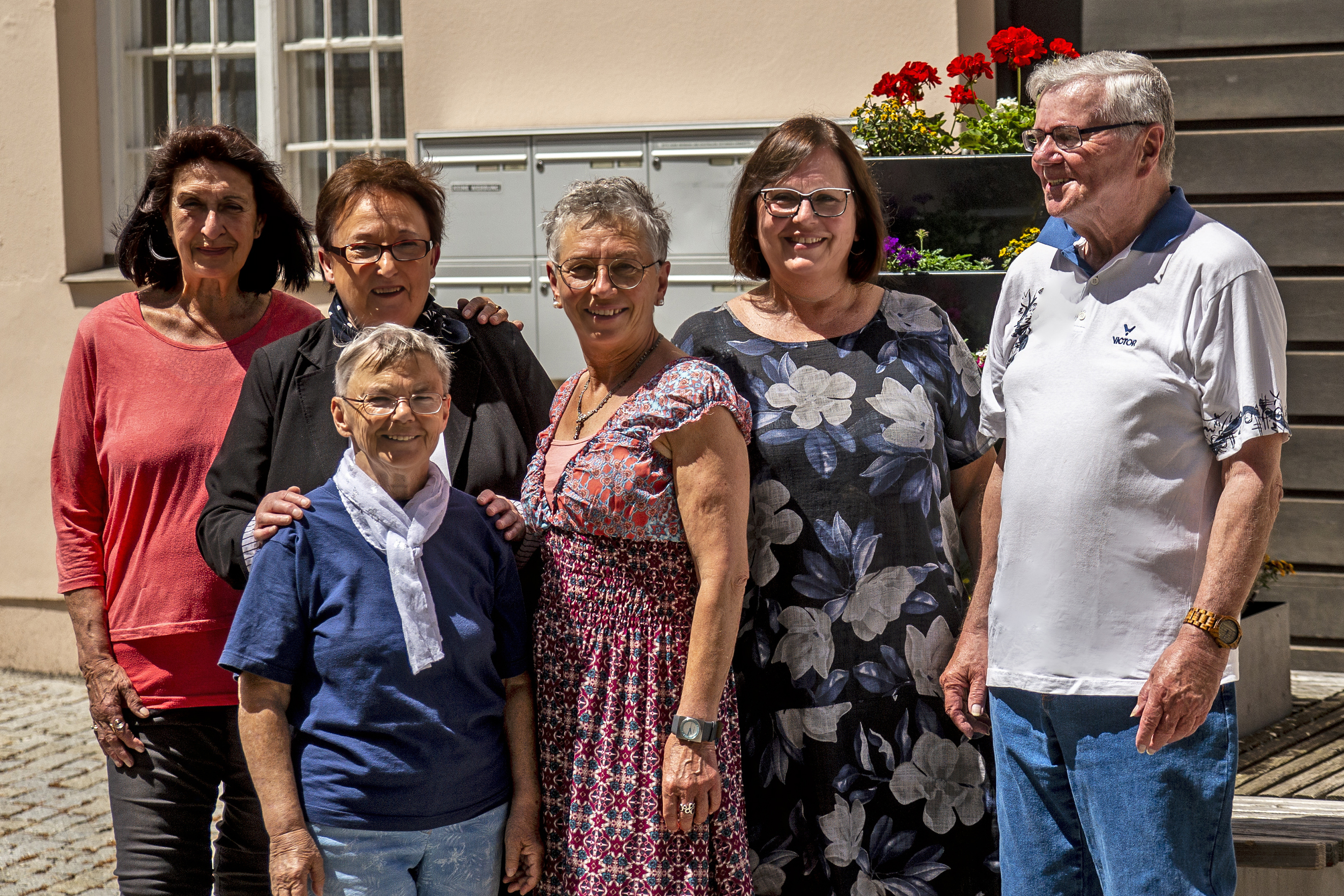 VdK Ortsvorsitzende Brigitte Hillebrand (2. P. hinten links) Brigitte Schnauffer 1. P. hinten links , (vorne von links) Angelika Kempf, Waltraud Stadel-Hahn, Elke Schenk und Gerd Wolff.