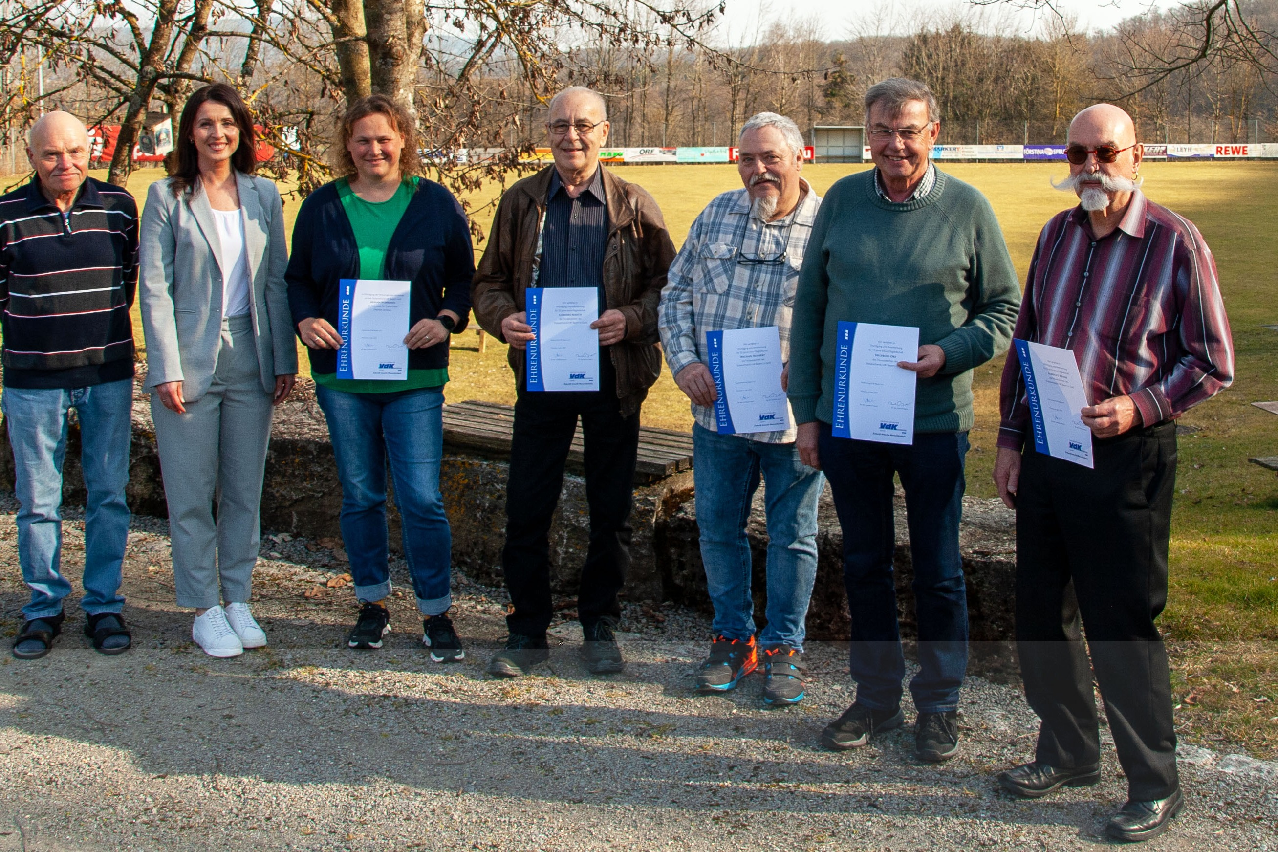 Geehrte Personen mit Urkunden in der Hand