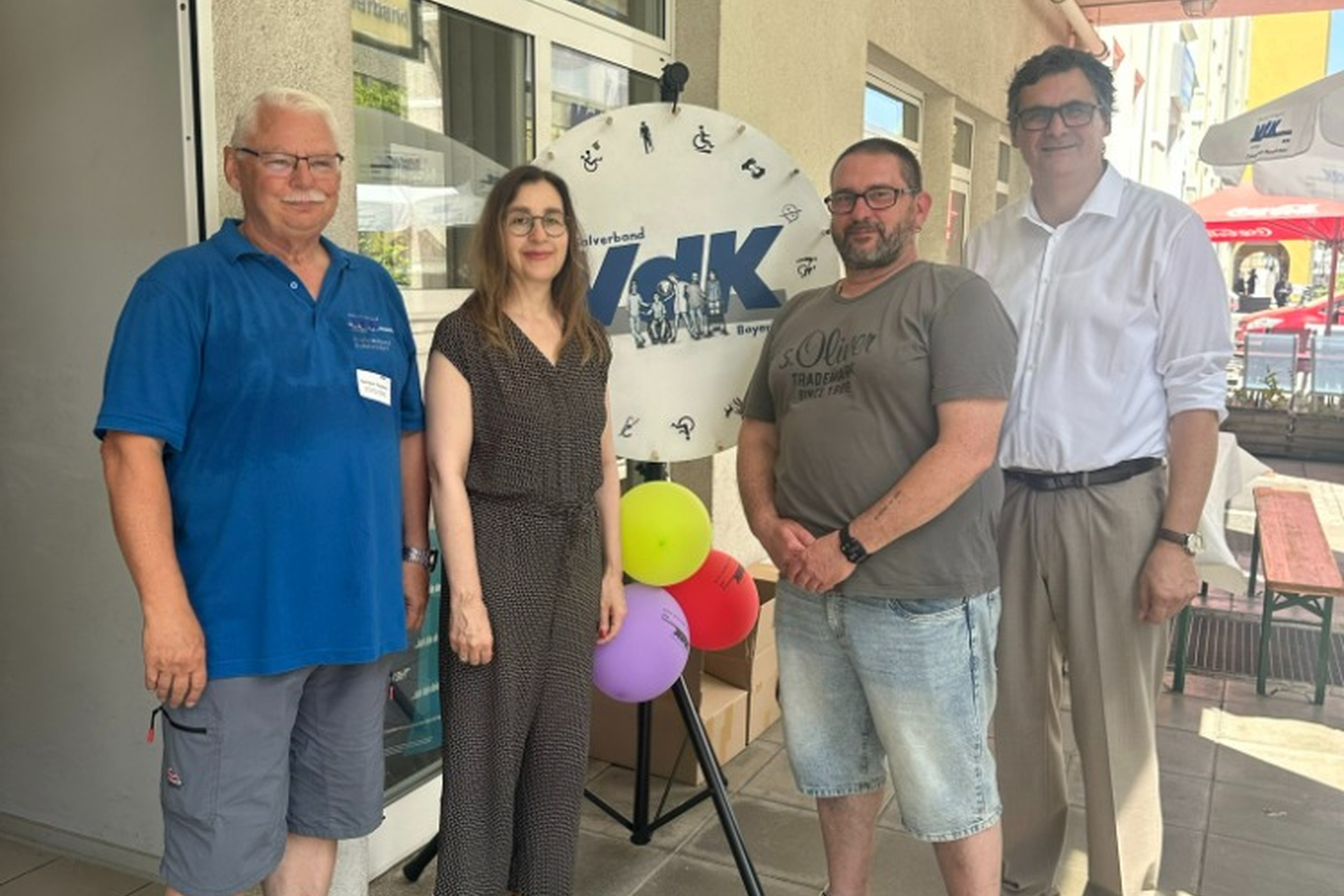 Von links: Gerhard Treutlein, stellvertretender VdK-Kreisvorsitzender, VdK-Kreisgesch&auml;ftsf&uuml;hrerin Martina Walter-Bagley, VdK-Kreisvorsitzender Michael Schwarz und Oberb&uuml;rgermeister Ralf Hofmann beim Tag der offenen T&uuml;r.