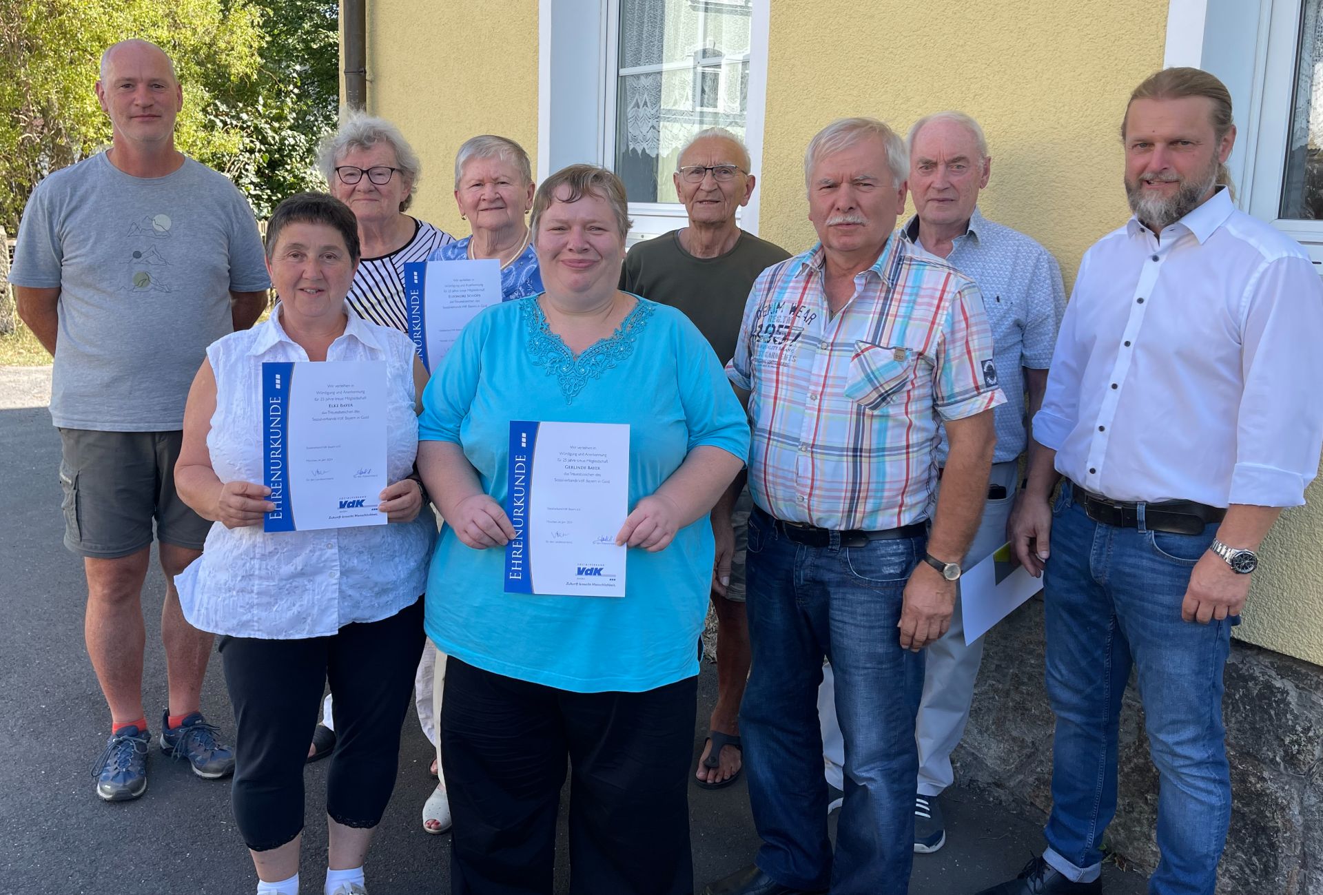 Die Geehrten (von links nach rechts) mit Kreisgeschäftsführer Thomas Döhler, Elke Bayer, Brigitte Prößl, Eleonore Schöps, Gerlinde Bayer, Adolf Kappauf, Vorsitzender Helmut Stauber, Karl-Heinz Meier und 3. Bürgermeister André Putzlocher