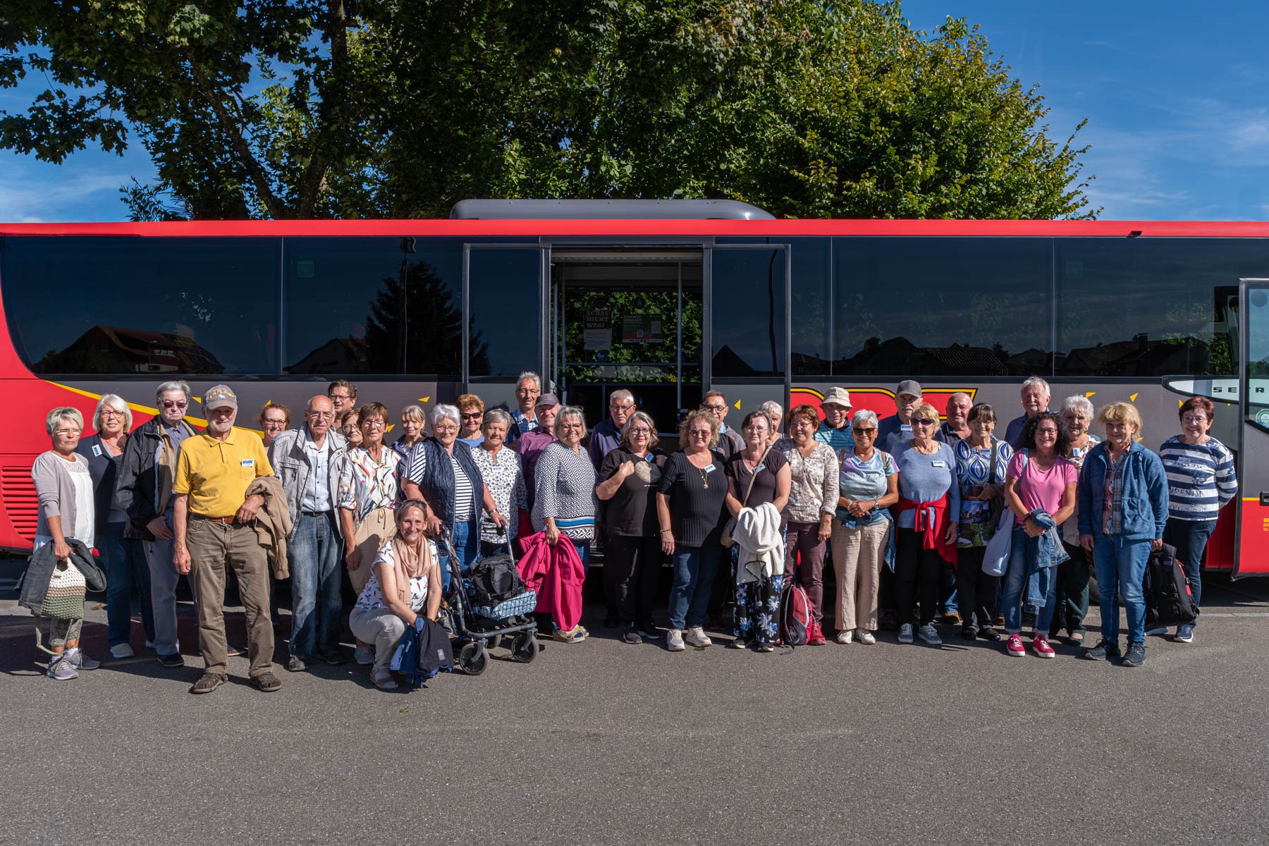 Die Reisegruppe des VdK-Krumbach vor dem Reisebus