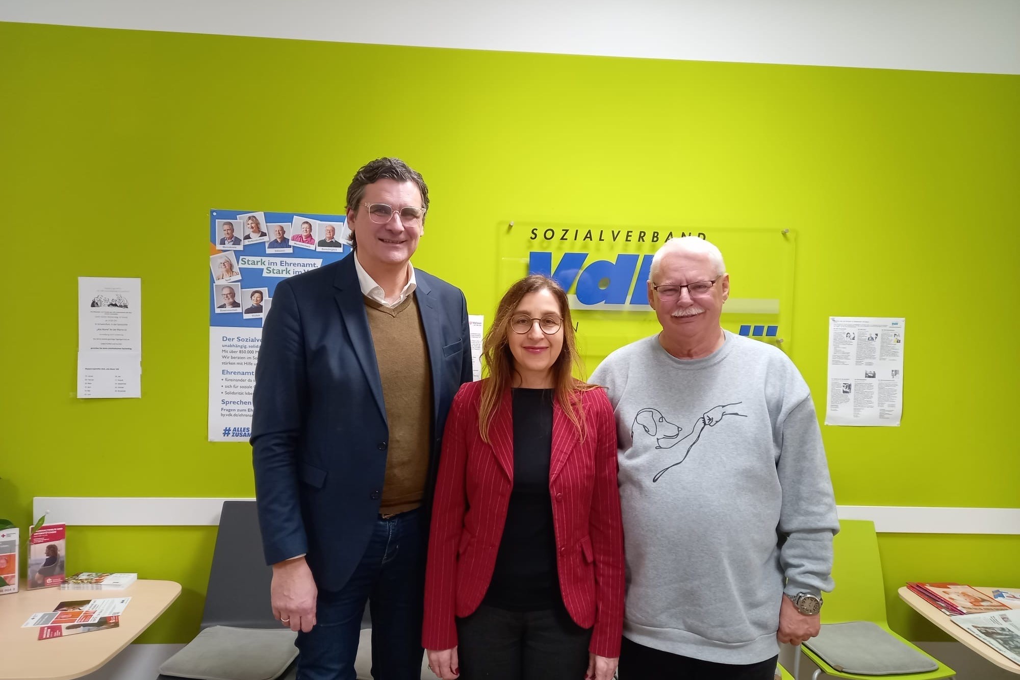 OB-Kandidat Ralf Hofmann (von links), VdK-Kreisgesch&auml;ftsf&uuml;hrerin Martina Walter-Bagley, Stellvertr. VdK-Kreisvorsitzender Gerhard Treutlein (Foto: Antonia Unrath)