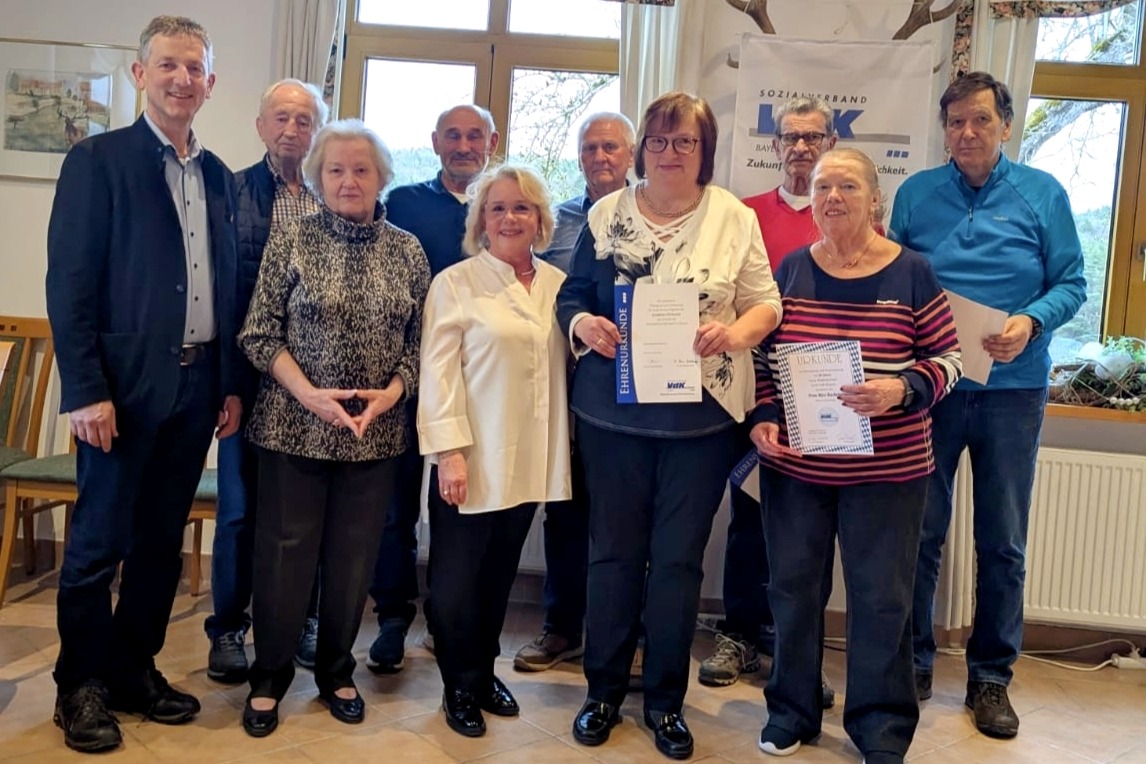 B&uuml;rgermeister Albert Geitner, Georg Stiegler, Kreisvorsitzende Marianne Kies-Baldasty, Josef Graml, Ortsvorsitzende Jutta Streher, Peter Schlagenhaufer, Gabriele Stiegler, Johann Feldmann, Rita Bachert und Franz N&uuml;bler (von links nach rechts)