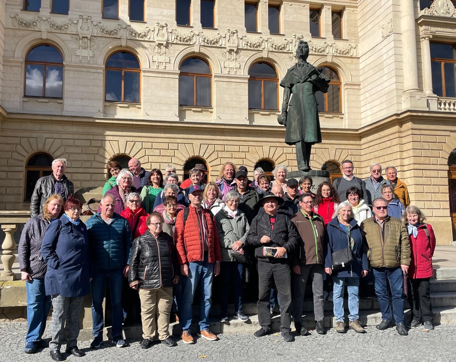 Teilnehmer vor dem J.K.Tyl-Theater