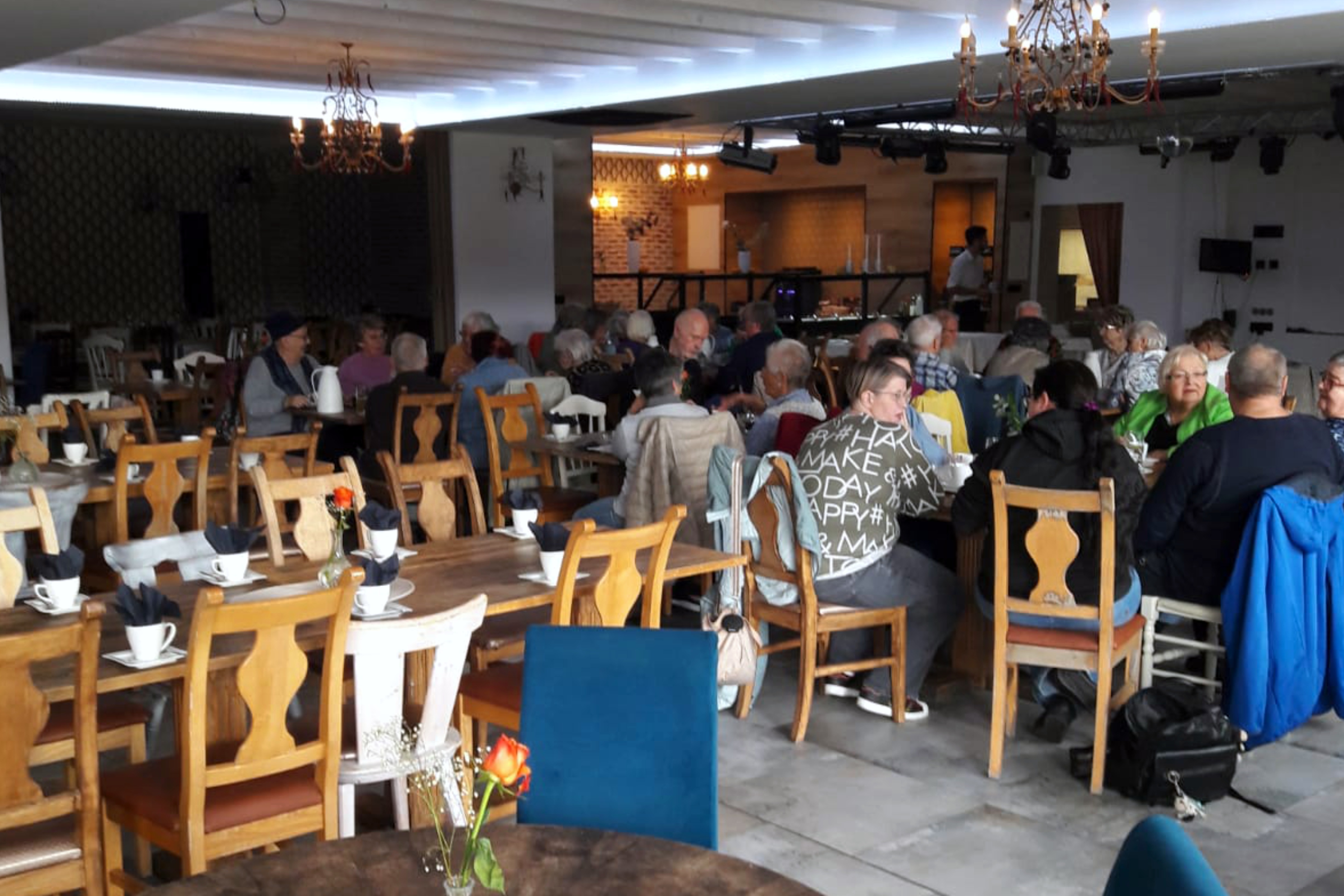 Personen in einer Kaffeerunde