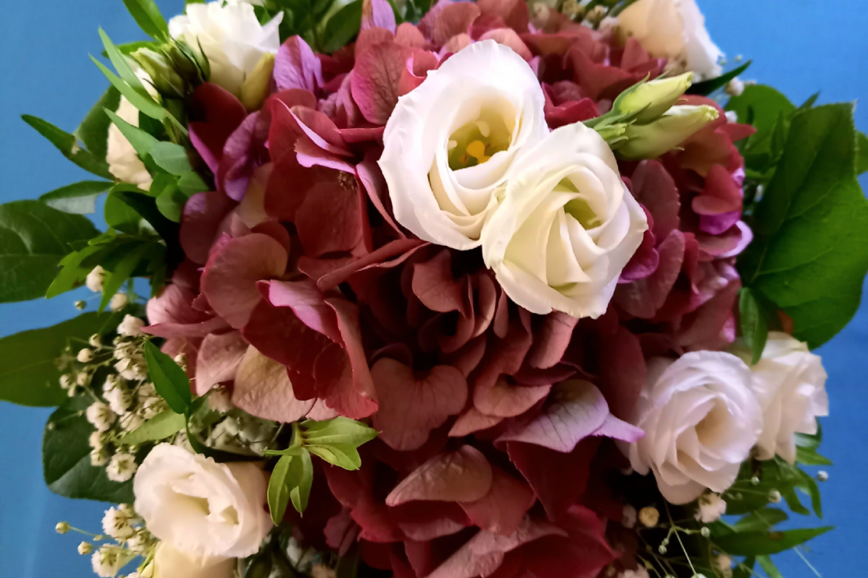 ein Blumenstrau&szlig; mit Hortensie und Lysantus