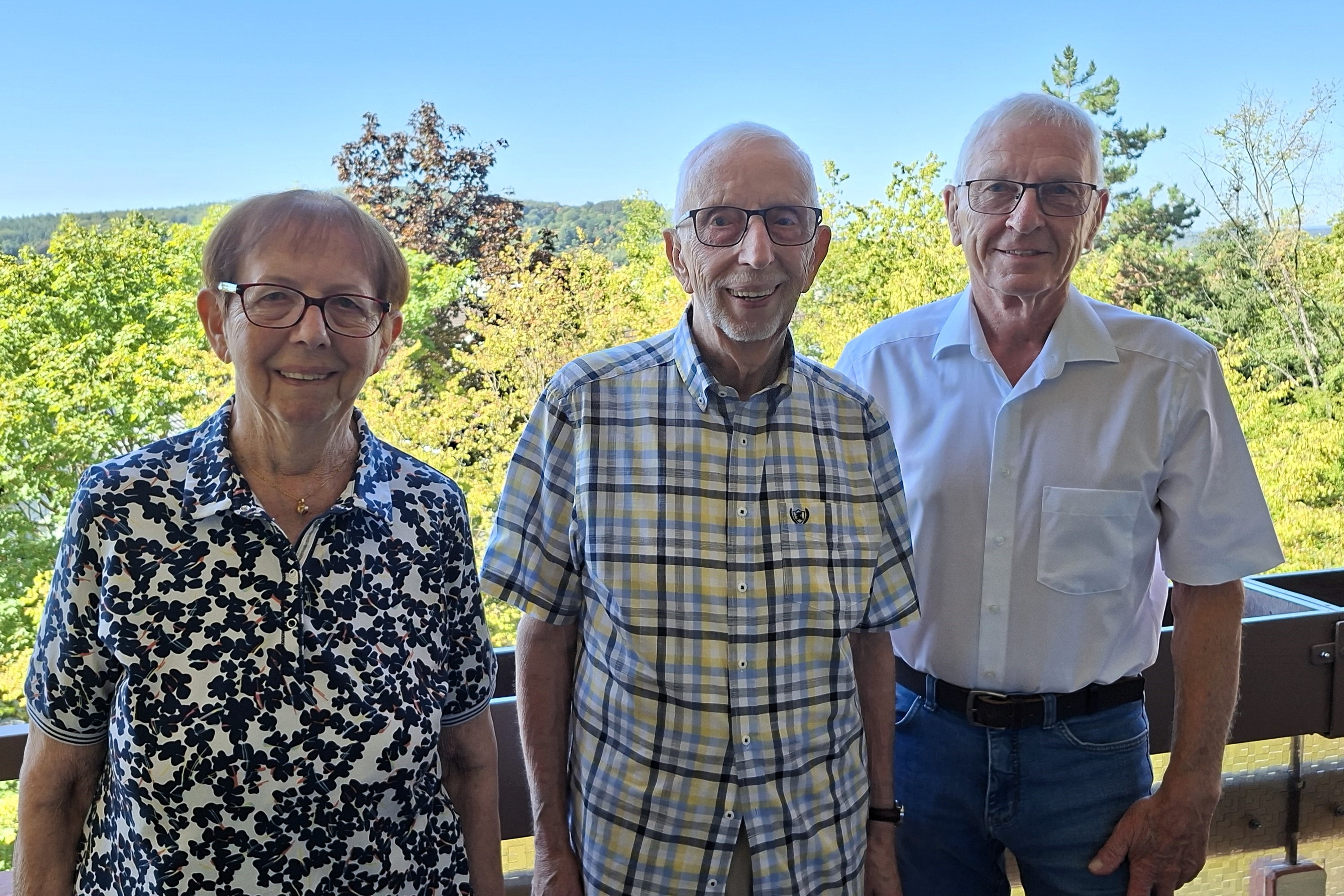 Geburtstagsfoto zum 90. Geburtstag von VdK-Mitglied Wolfgang Rockser v.l. Frau Rockser, Wolfgang Rockser Vorsitzender Karl Heinz Jahn