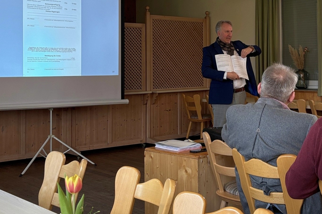 Referent Herr Plenk beim Vortrag