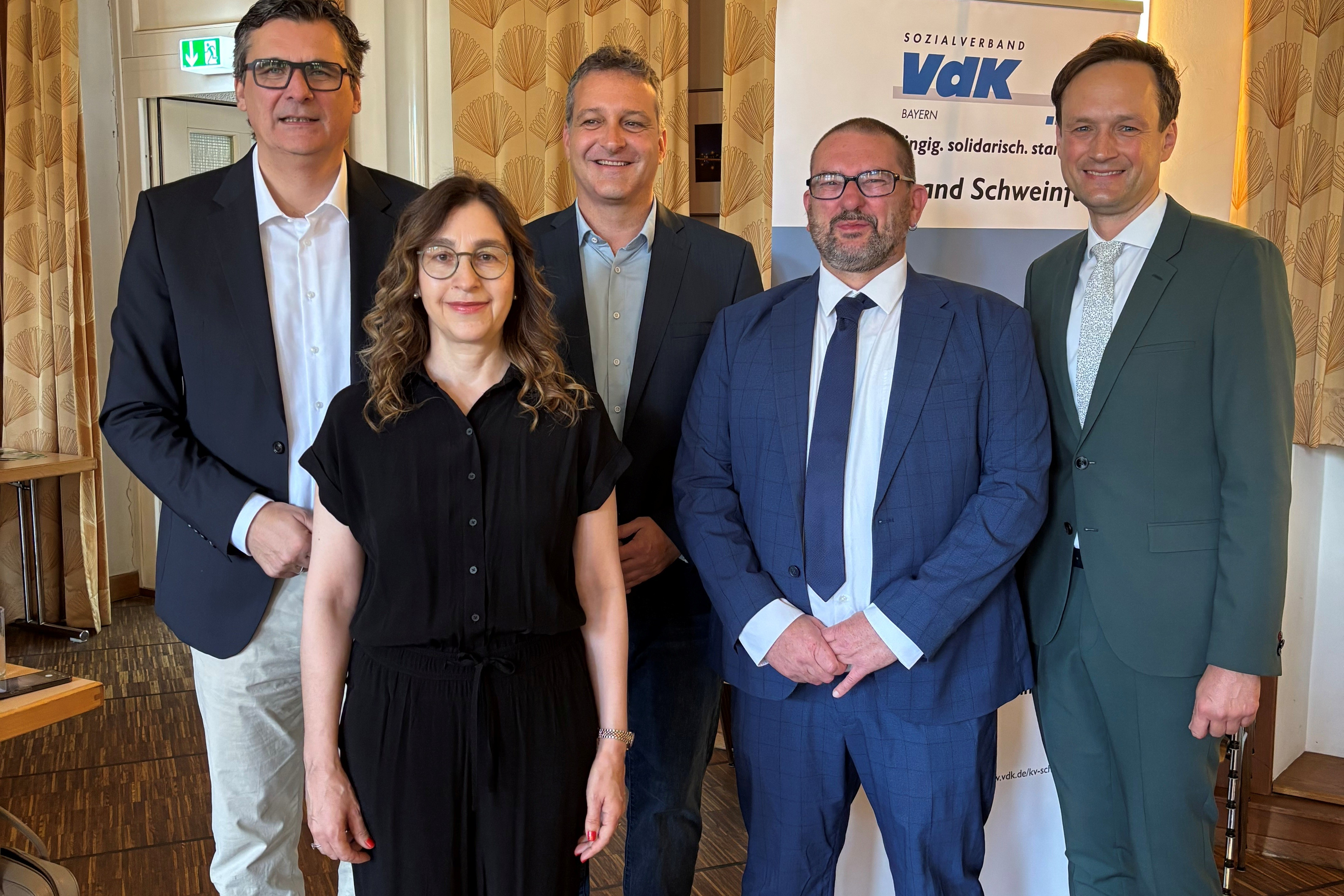 Von links: Oberb&uuml;rgermeister Ralf Hofmann, VdK-Kreisgesch&auml;ftsf&uuml;hrerin Martina Walter-Bagley, VdK-Bezirksgesch&auml;ftsf&uuml;hrer Carsten Vetter, Kreisvorsitzender Michael Schwarz und Landrat Florian T&ouml;pper beim Kreisverbandstag des VdK-Kreisverbandes Schweinfurt
