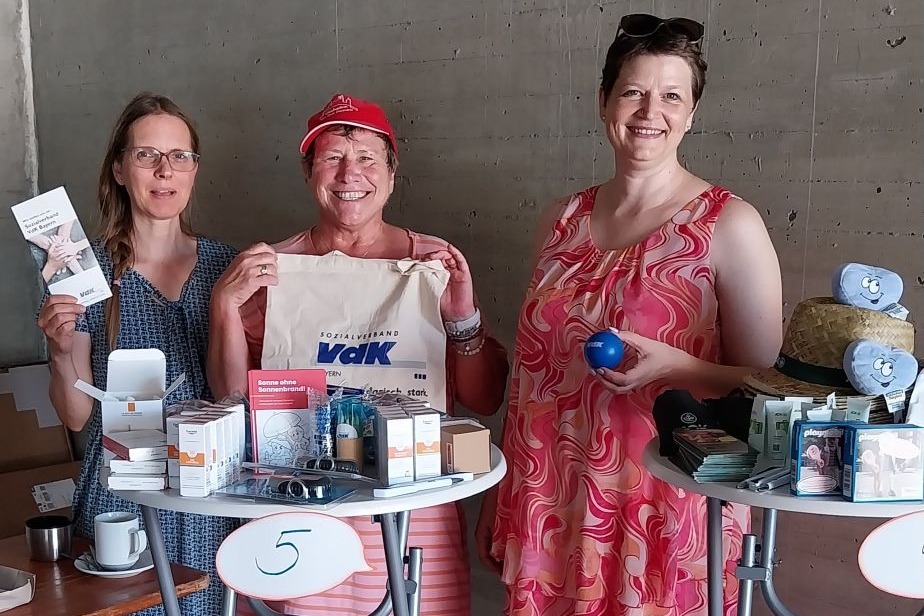 von li.: Nicole Moosm&uuml;ller und Franziska Solger-Heinz (re.) von der "Gesunden Stadt" pr&auml;sentieren sich und informieren am VdK-Infostand mit Vorsitzender Silvia Ragaller (Mitte) zum Thema Hitze- und Sonnenschutz