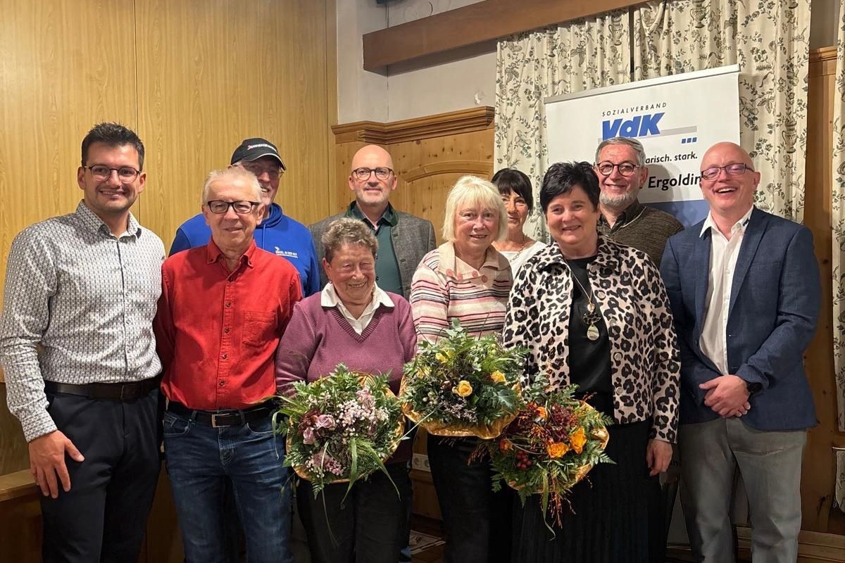 v. li. n. re. Maximilian Gürtler (Kreisgeschäftsführer KV Landshut), Beisitzer Ludwig Friedrich, Beisitzer Horst Prunkl, Bürgermeister Andreas Strauss, Schriftführerin Carmen Knesch, Vertreterin der Frauen Astrid Erl, Ortsvorsitzende-Kreisvorsitzende v. li. n. re. Maximilian Gürtler (Kreisgeschäftsführer KV Landshut), Beisitzer Ludwig Friedrich, Beisitzer Horst Prunkl, Bürgermeister Andreas Strauss, Schriftführerin Carmen Knesch, Vertreterin der Frauen Astrid Erl, Ortsvorsitzende-Kreisvorsitzende-Vertreterin der jüngeren Generation Andrea Wendt, Beisitzer Joachim Czichon, Kassier Heinz Haupt