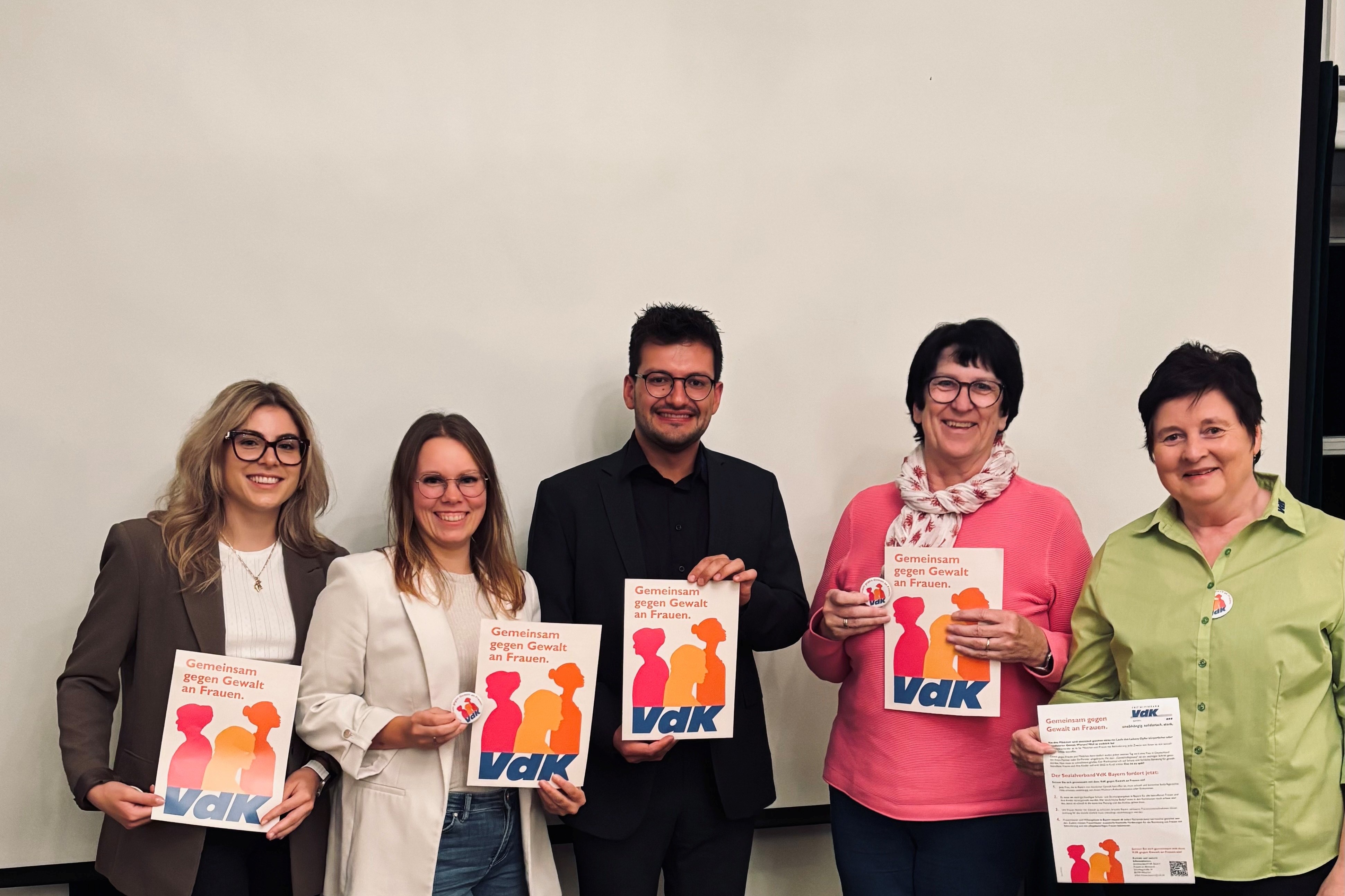 v. li. n. re. Franziska Glatz (Sozialrechtsberaterin), Stefanie Lorenz (Sozialrechtsberaterin) Maximilian Gürtler (Kreisgeschäftsführer KV Landshut), Krautner Erika (Ortsvorsitzende OV Landshut re. d. Isar, Vertreterin der Frauen), Wendt Andrea(Kreis v. li. n. re. Franziska Glatz (Sozialrechtsberaterin), Stefanie Lorenz (Sozialrechtsberaterin) Maximilian Gürtler (Kreisgeschäftsführer KV Landshut), Krautner Erika (Ortsvorsitzende OV Landshut re. d. Isar, Vertreterin der Frauen), Wendt Andrea(Kreisvorsitzende KV La., Vertreterin der jüngeren Generation im KV Landshut; Ortsvorsitzende OV Ergolding)